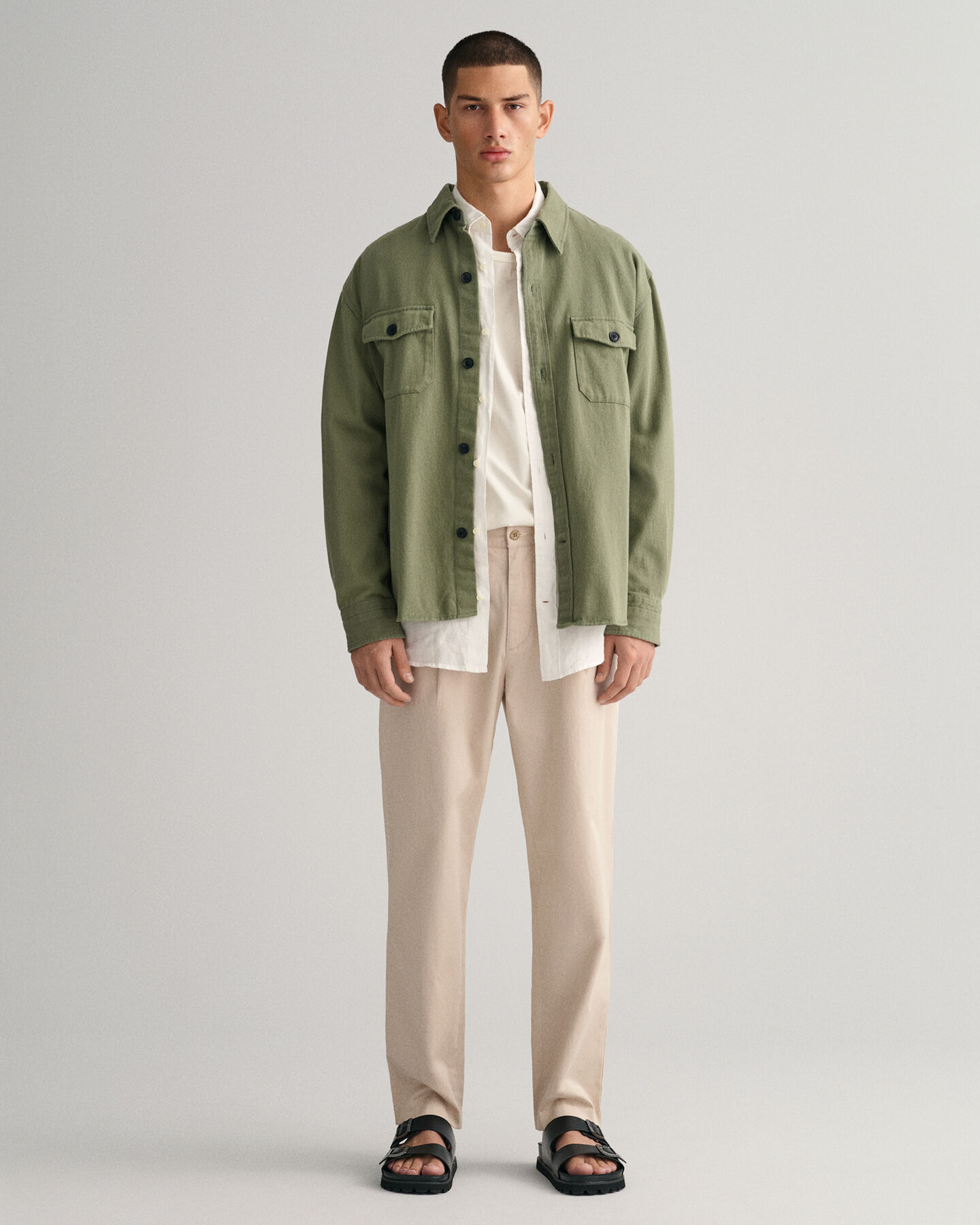 Cal&ccedil;as chino em sarja com pregas slim fit