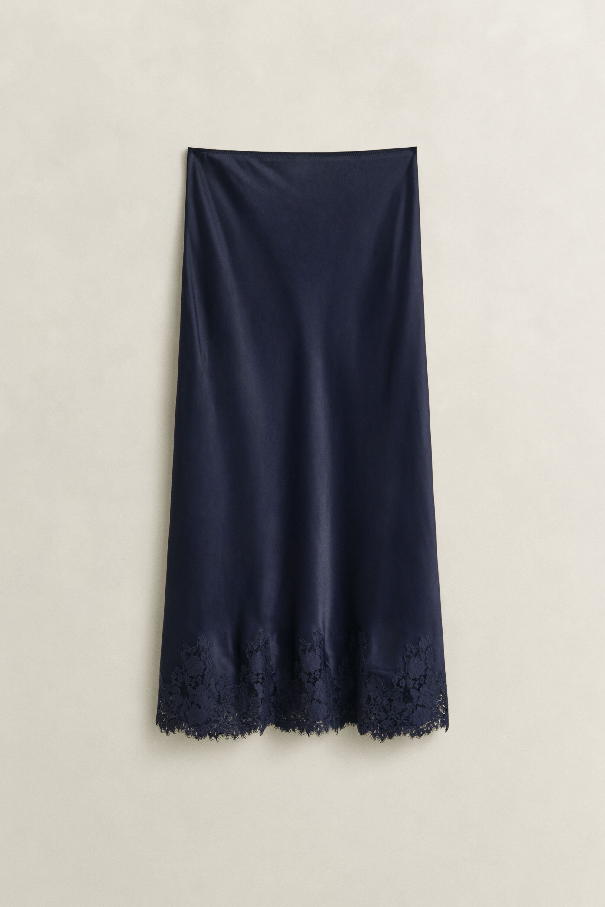 Saia média em renda e cetim