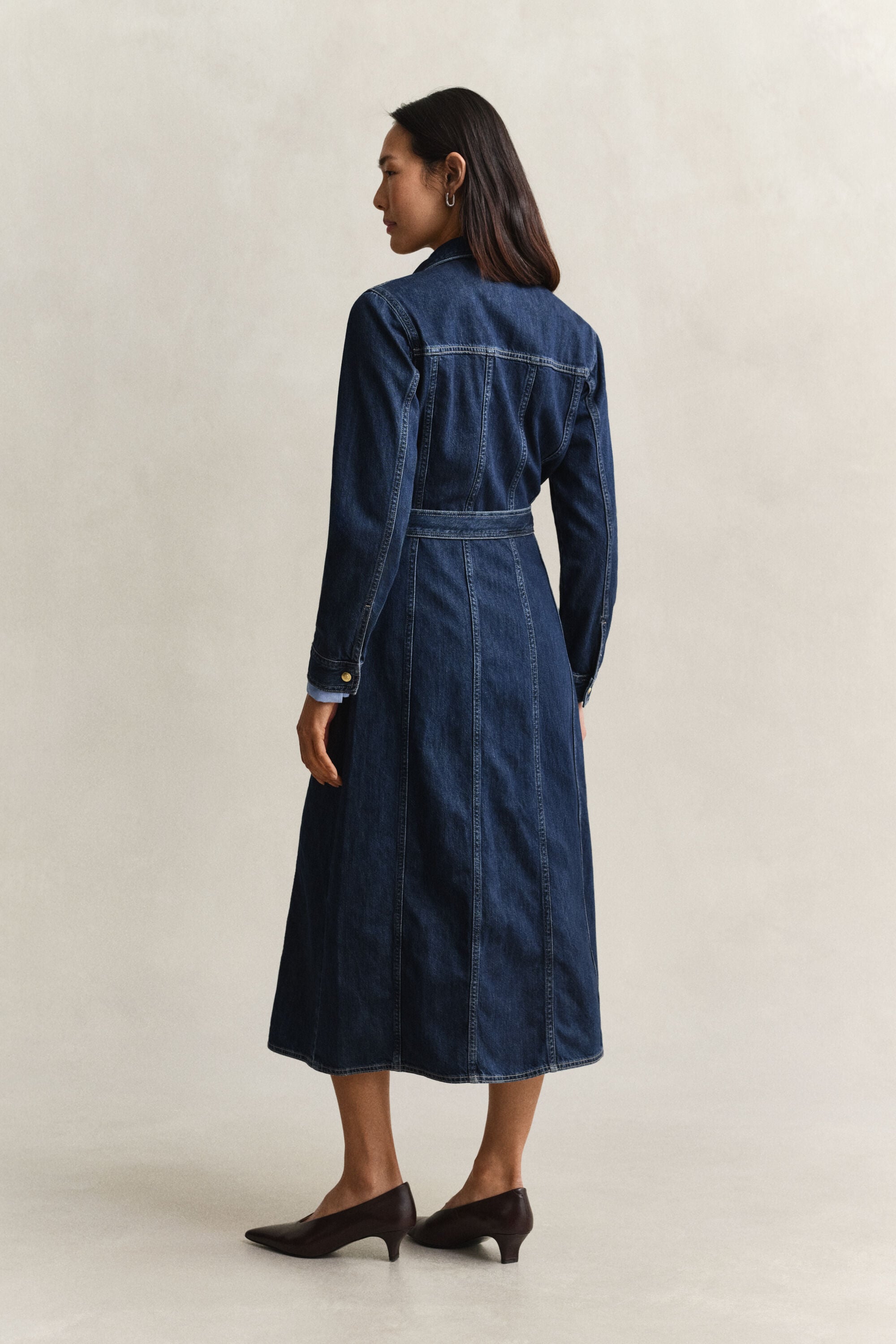Vestido de comprimento médio em ganga com cinto