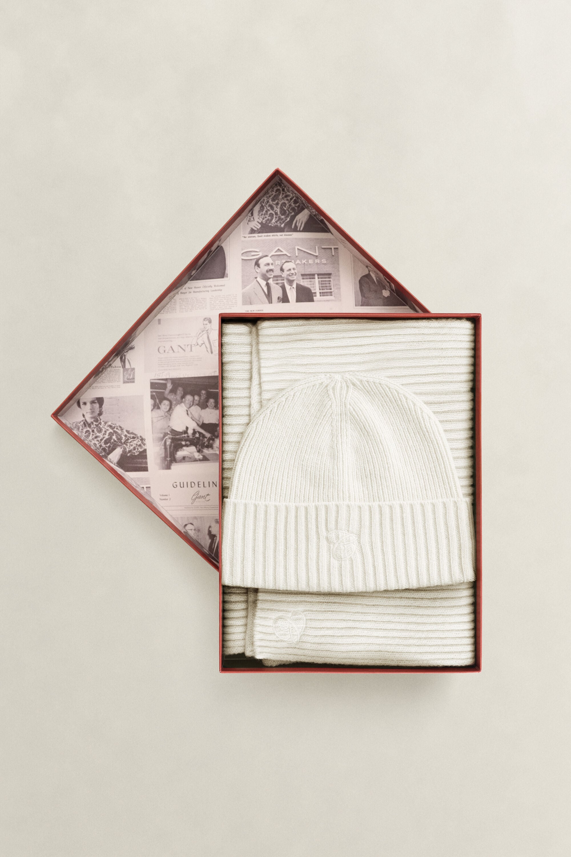 Conjunto de oferta com gorro e cachecol bordado