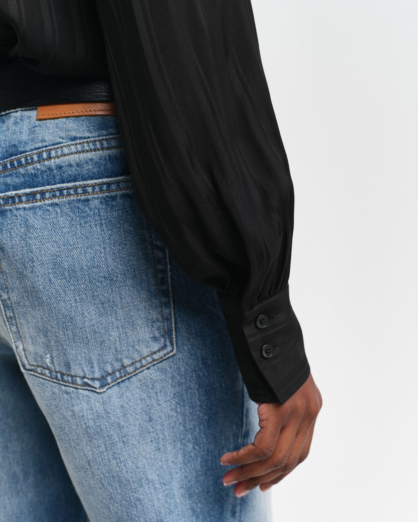 Camisa em cetim &agrave;s riscas regular fit