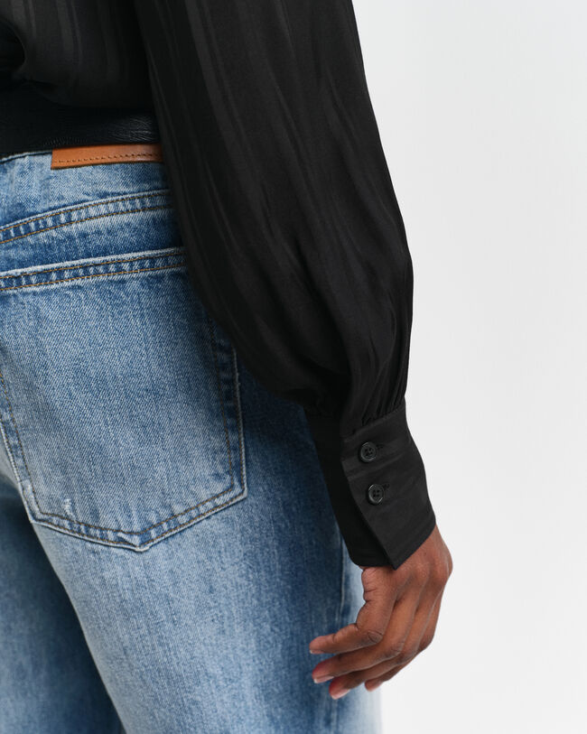 Camisa em cetim &agrave;s riscas regular fit