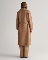 Sobretudo com cinto cosido à mão