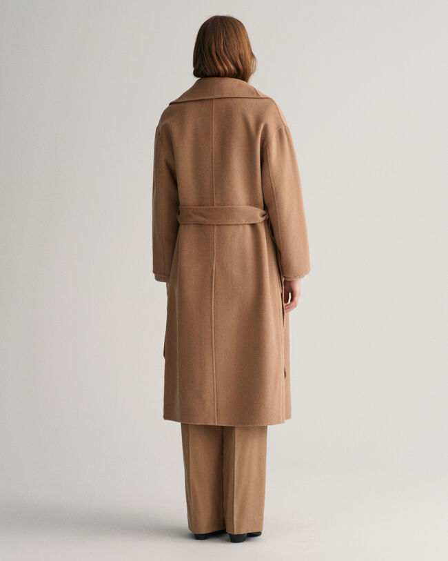 Sobretudo com cinto cosido à mão