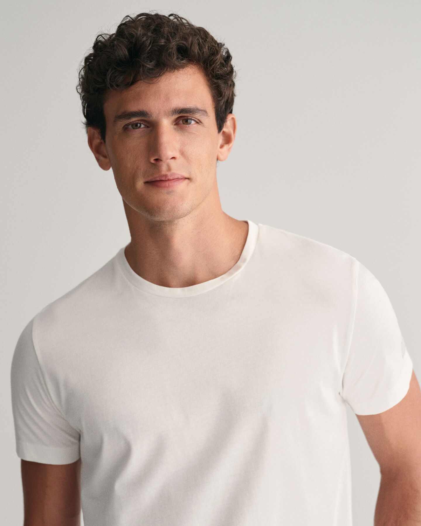 Caixa de presente com calças e t-shirt de pijama às riscas