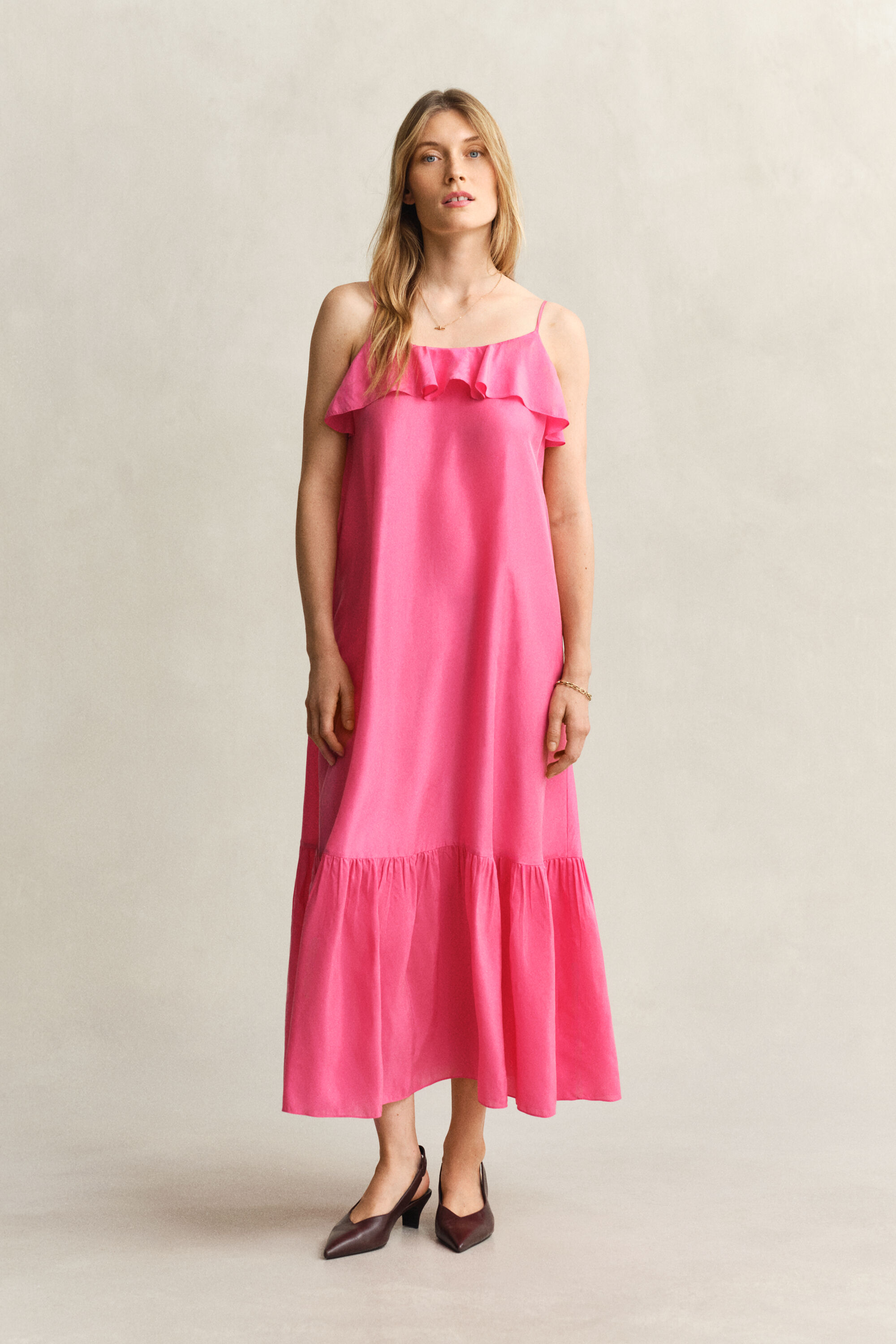 Vestido de alças em seda com comprimento médio