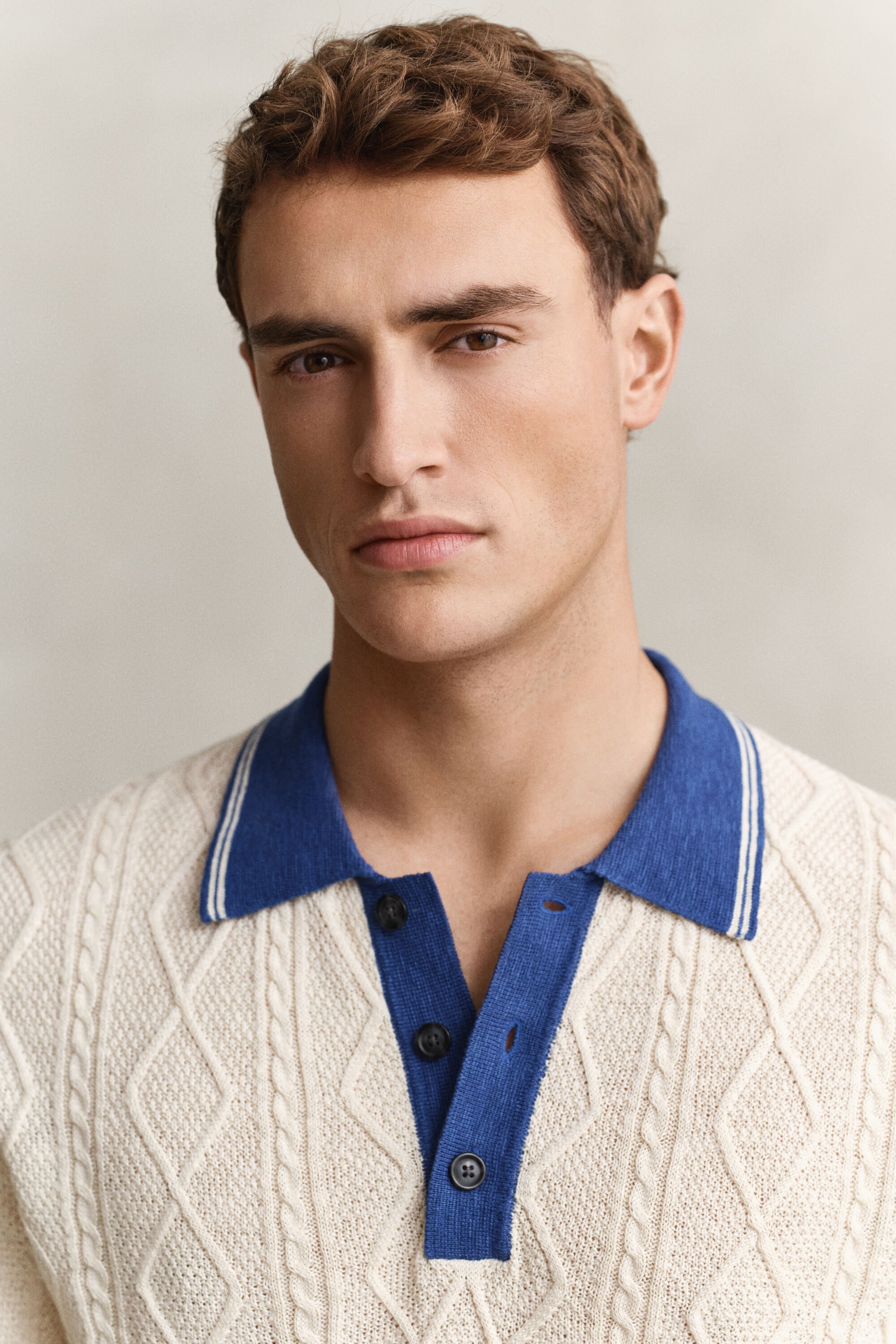 Pulover estilo polo em malha entrançada