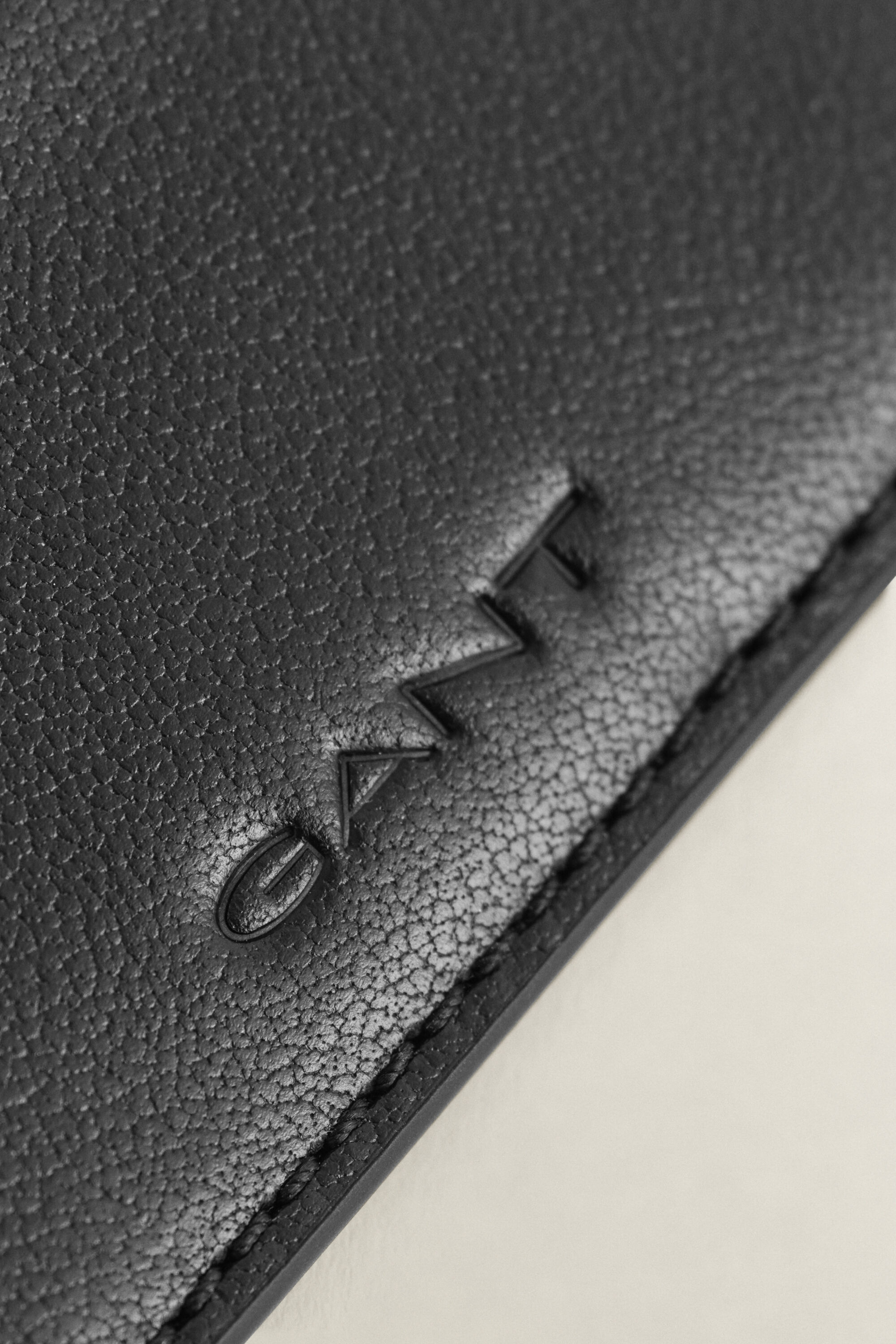 Porta-cartões em pele