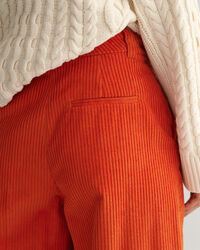 Cal&ccedil;as em bombazina com perna larga e cintura subida