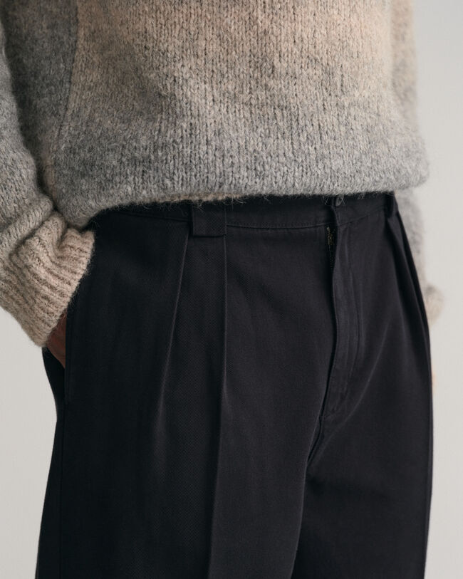 Calças chino em sarja com pregas