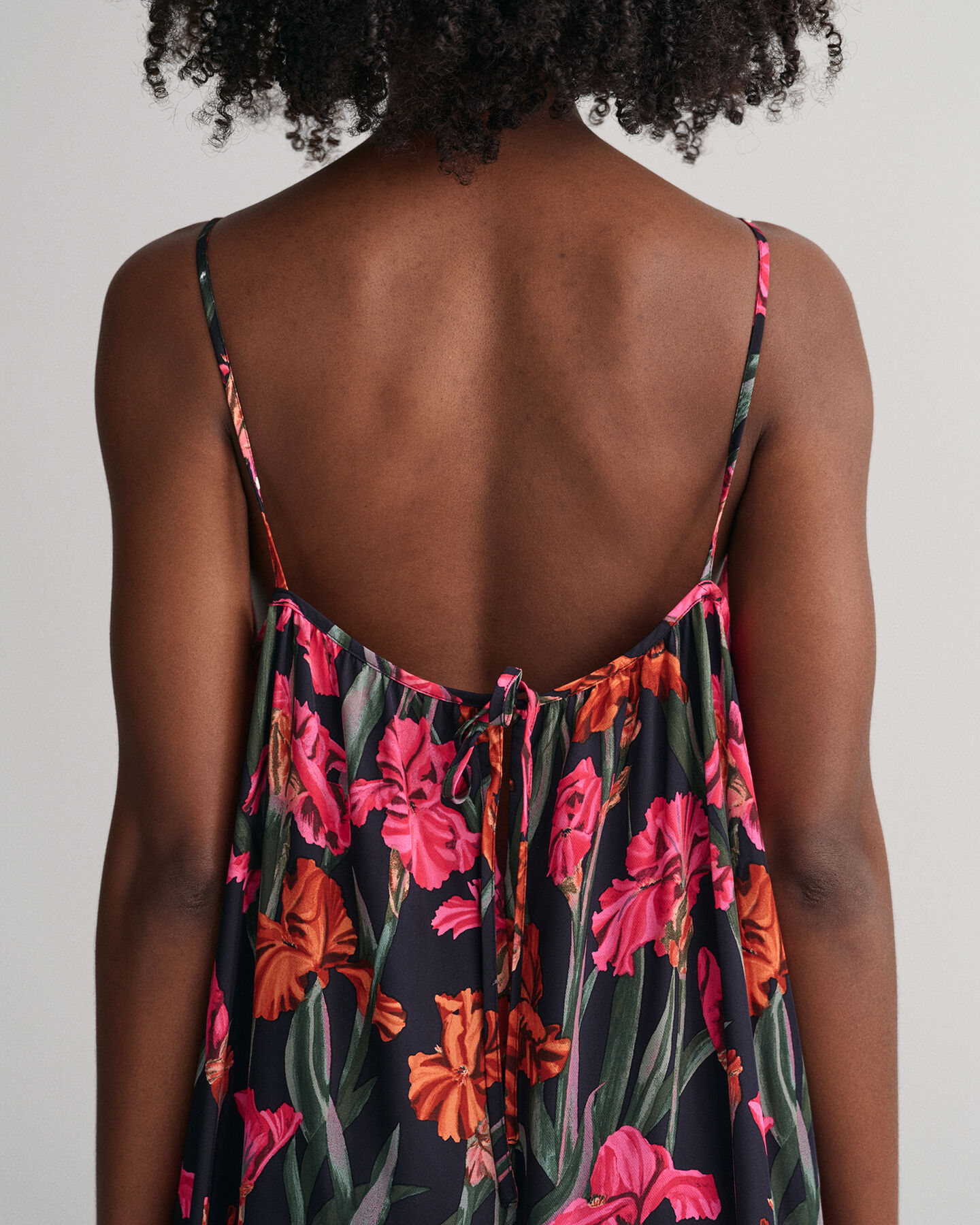 Vestido maxi estampado com alças finas