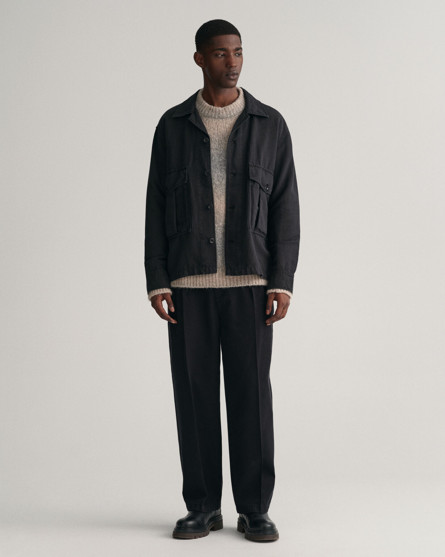 Calças chino em sarja com pregas