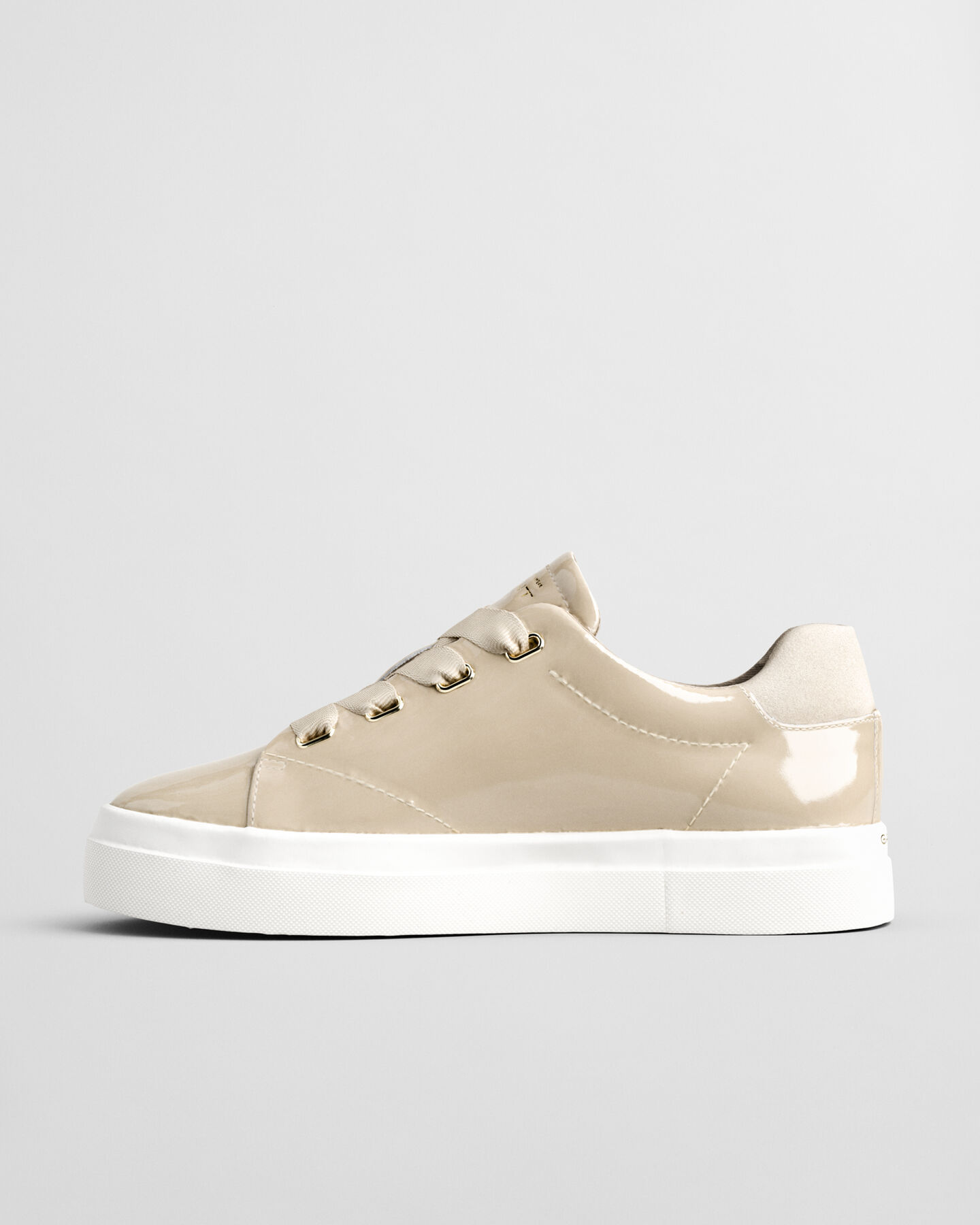 T&eacute;nis em pele envernizada Avona