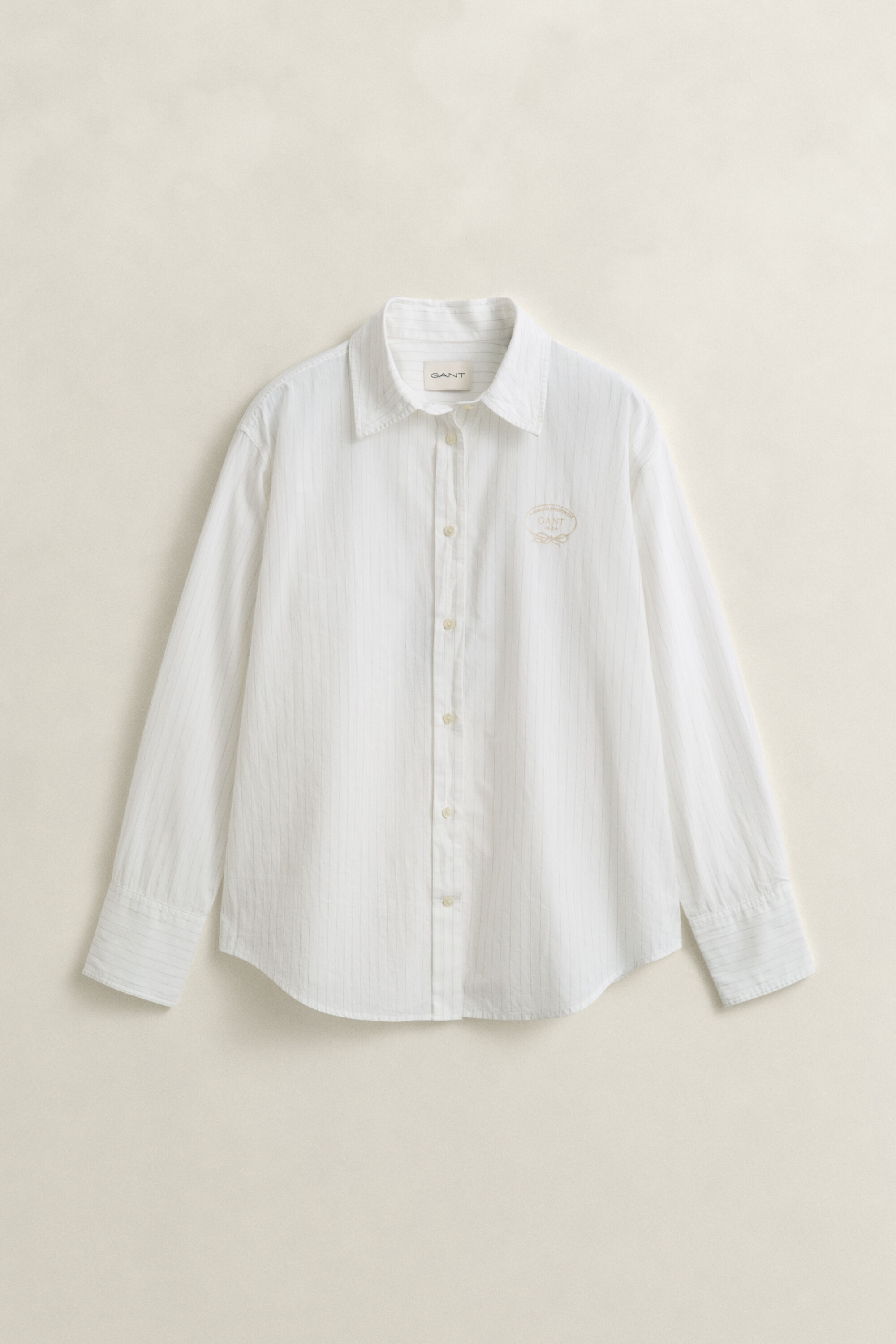 Camisa bordada às riscas