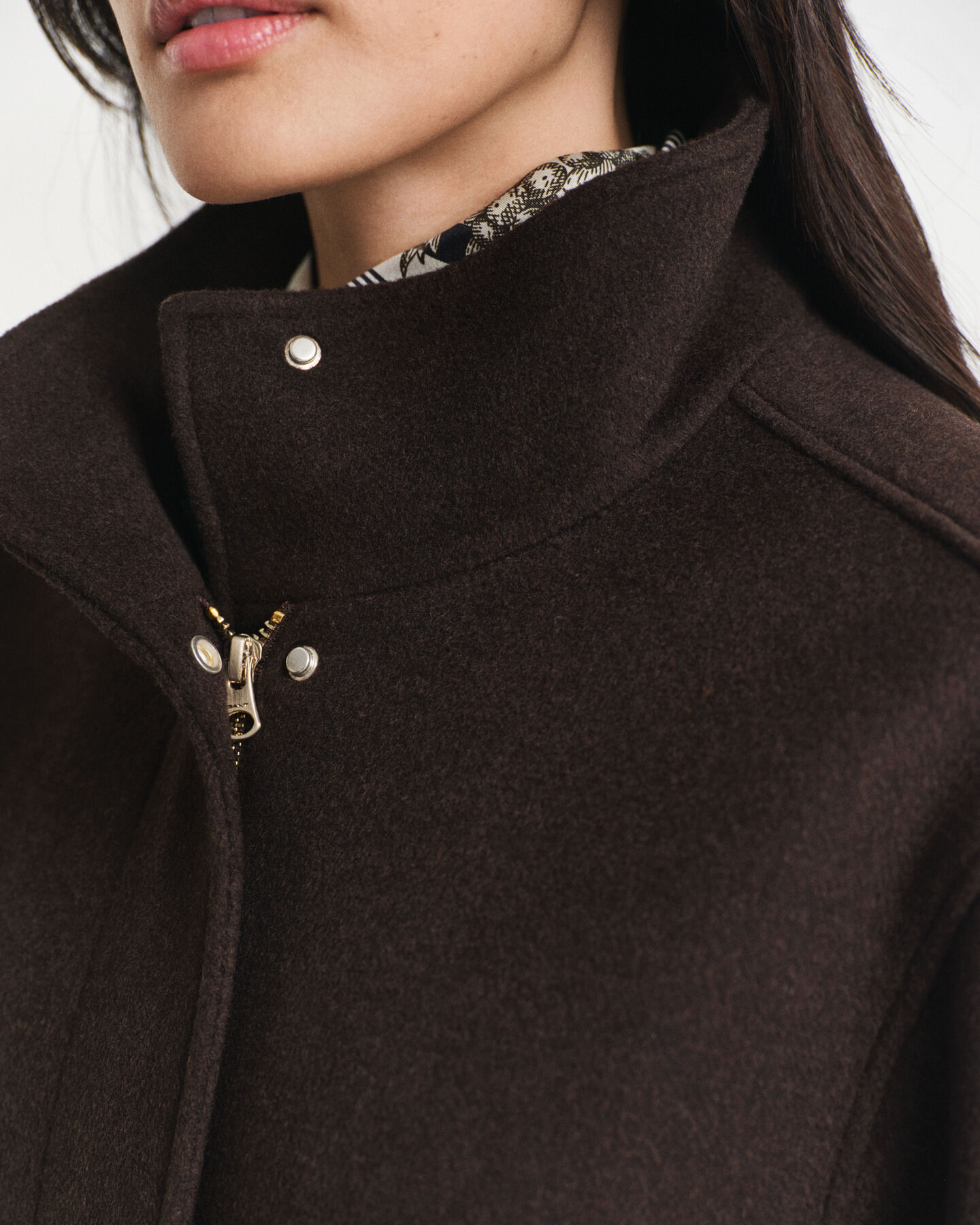 Casaco curto em lã com fecho de correr