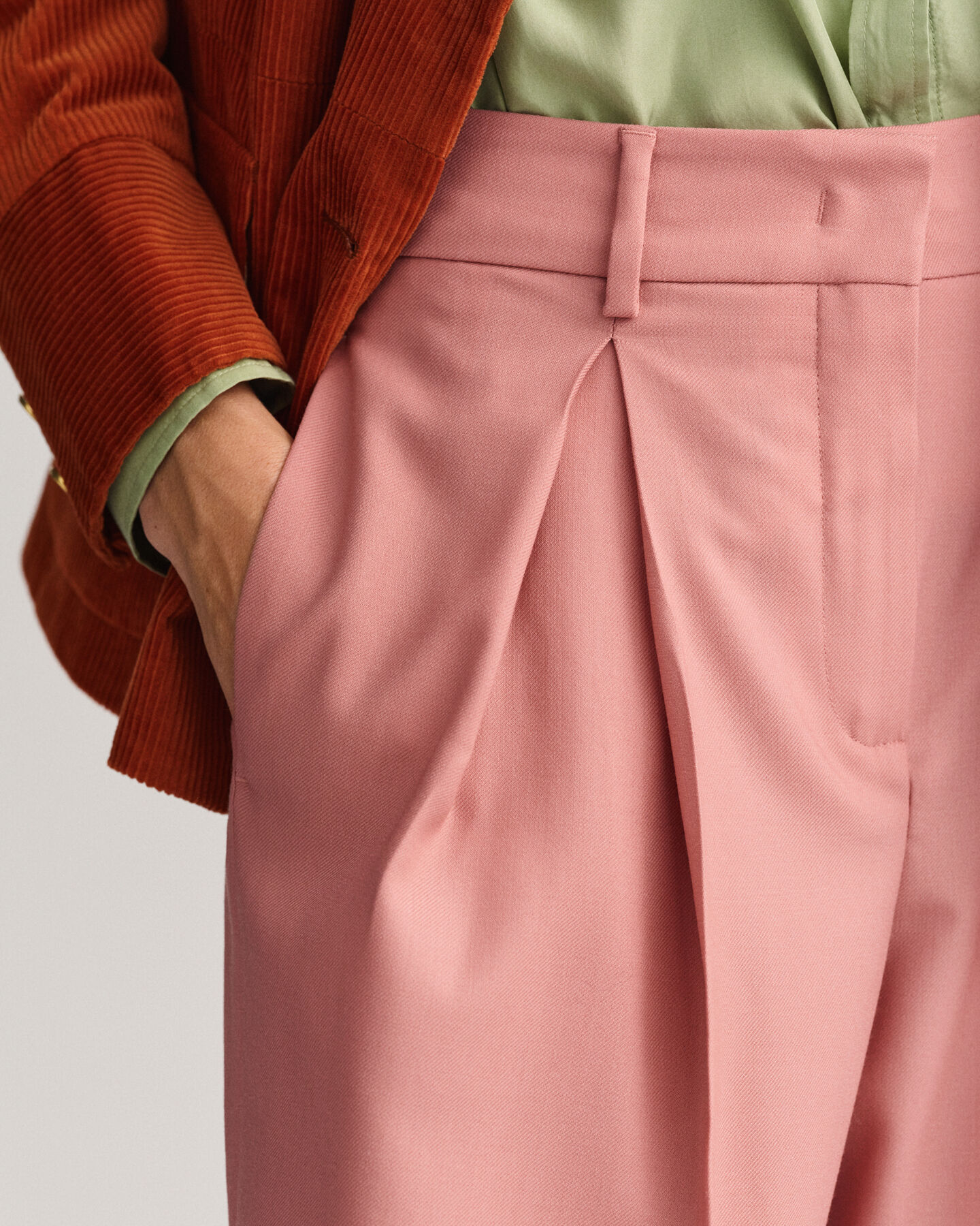 Calças largas com pregas e cintura subida