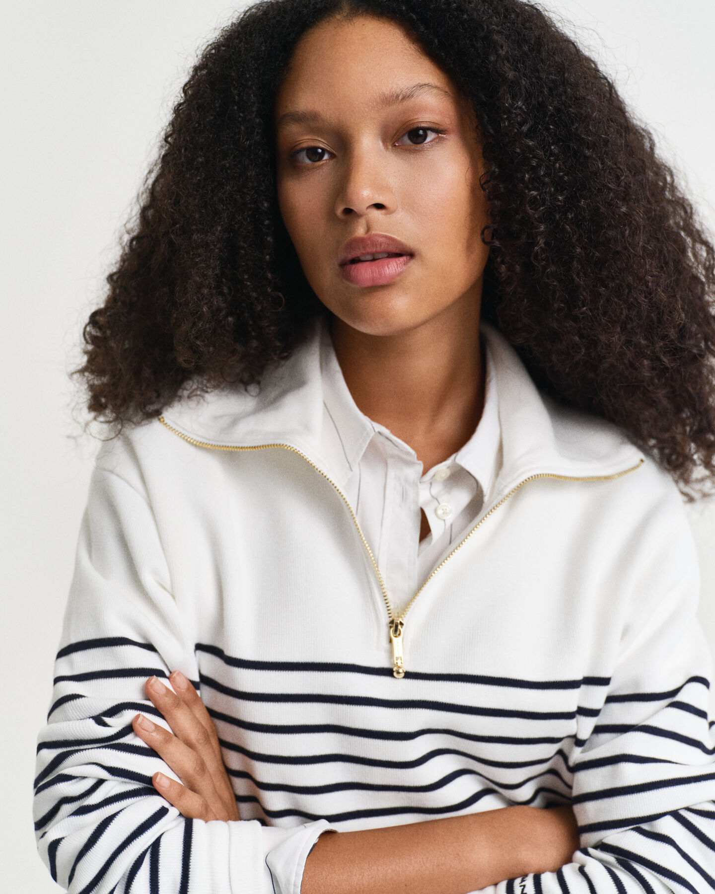 Sweatshirt canelada com meio fecho de correr às riscas de marinheiro