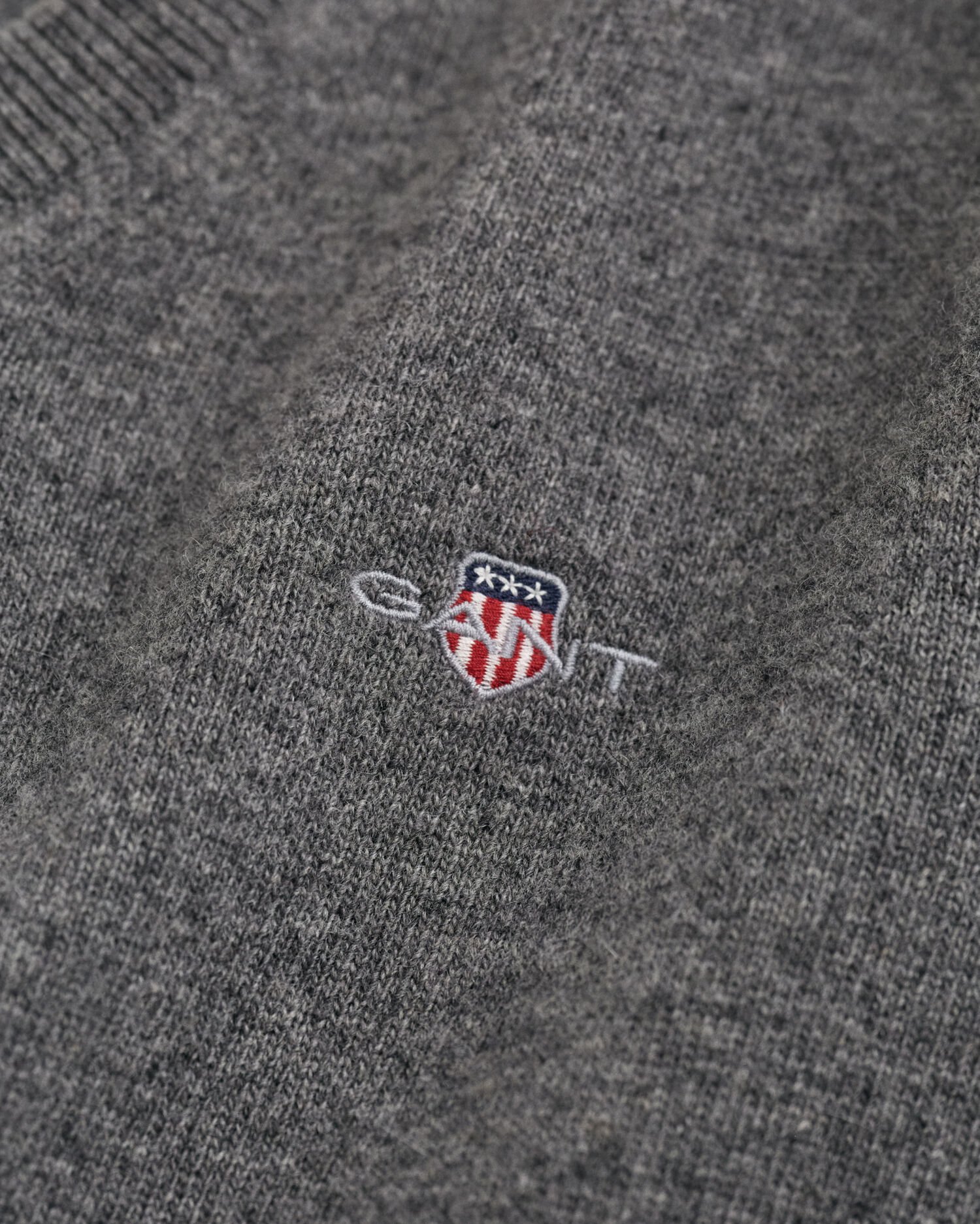 Pullover com decote em V em lã extrafina