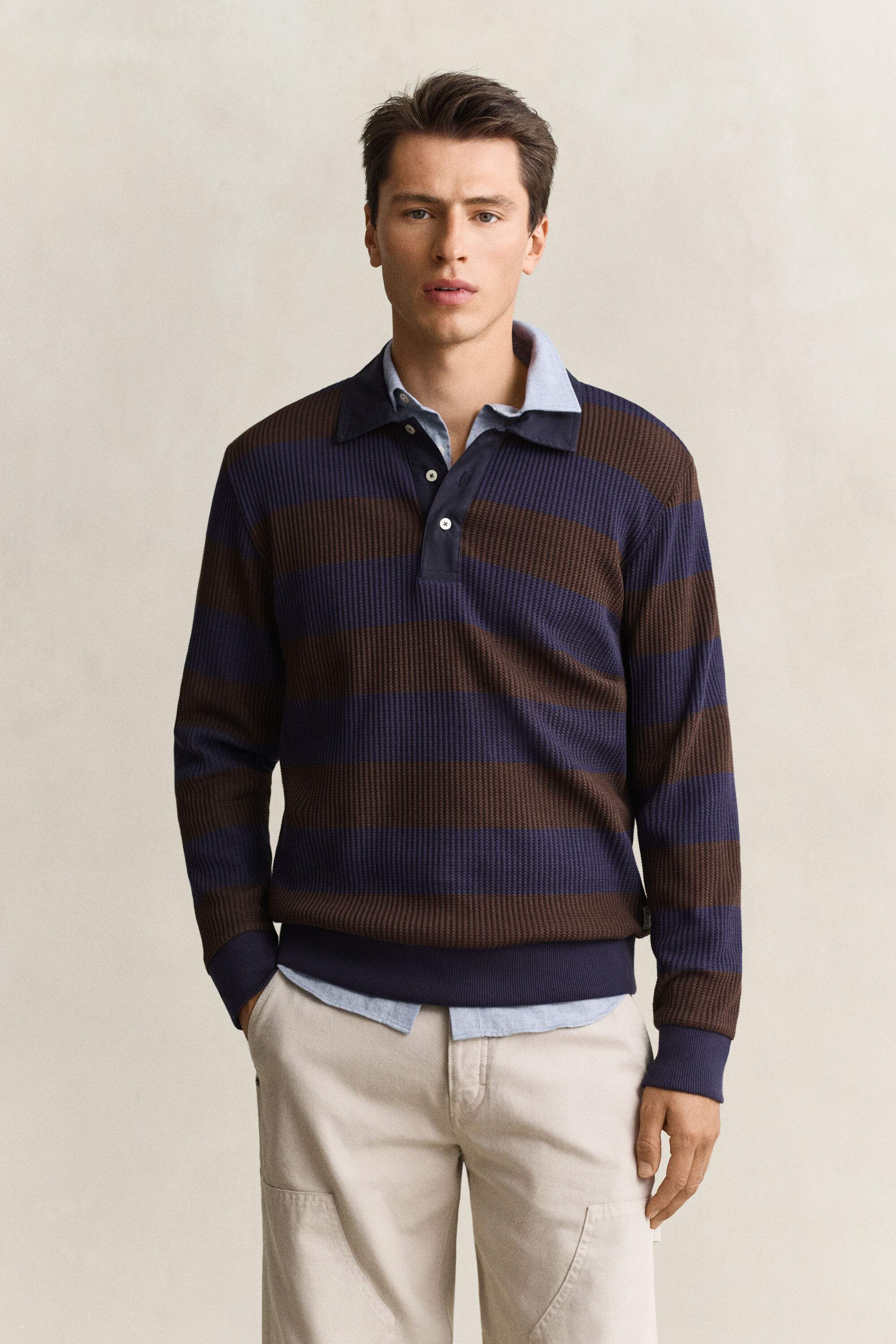 Polo com textura waffle às riscas