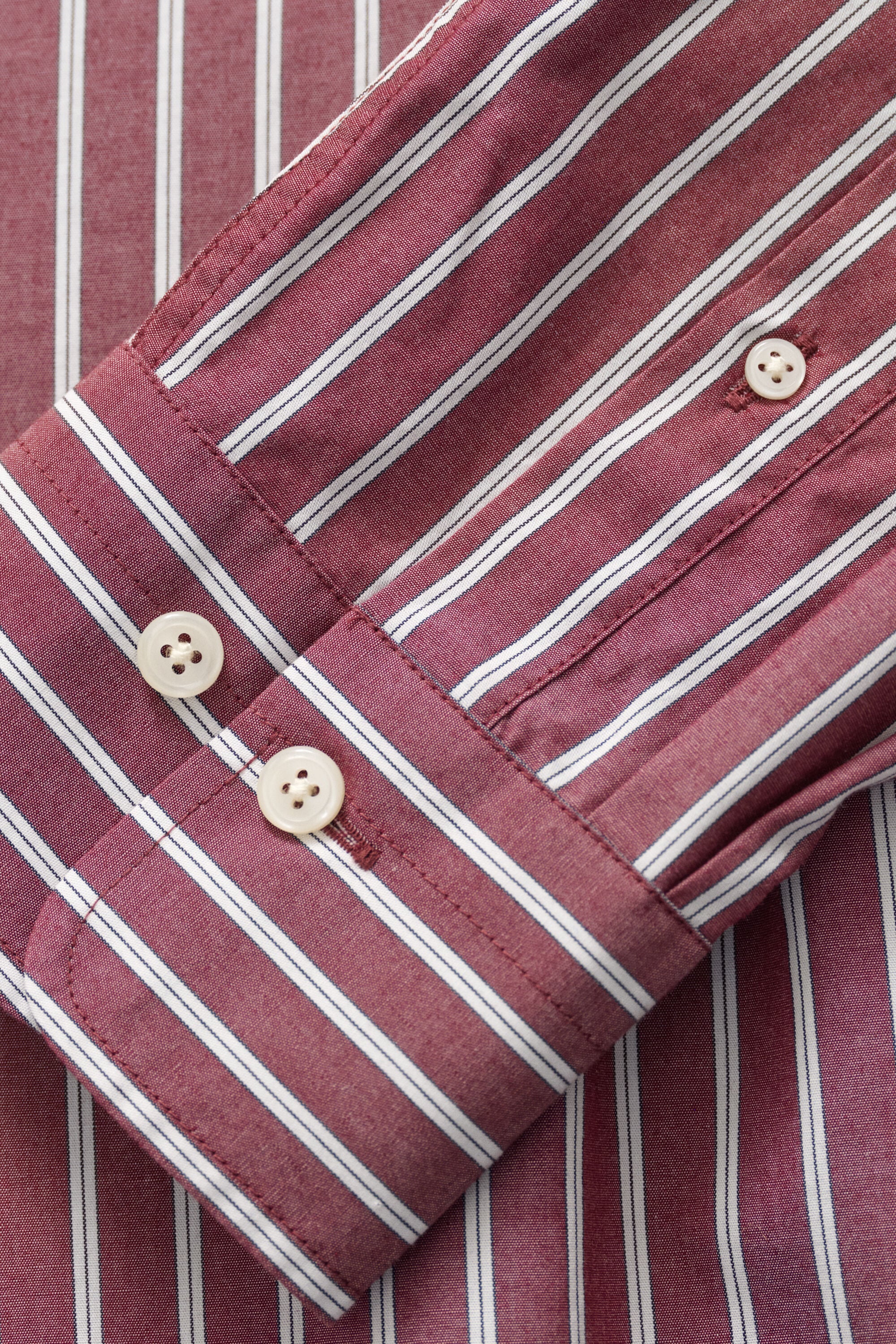Camisa em popelina às riscas