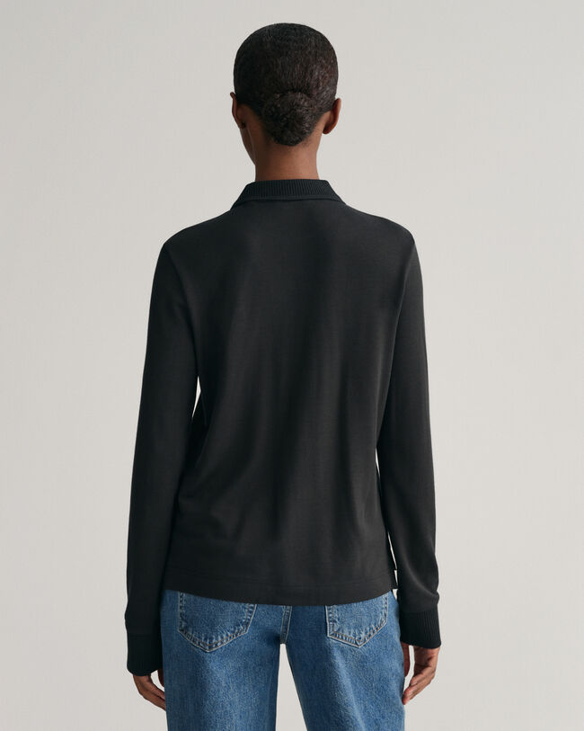 Polo de mangas compridas com detalhe no colarinho