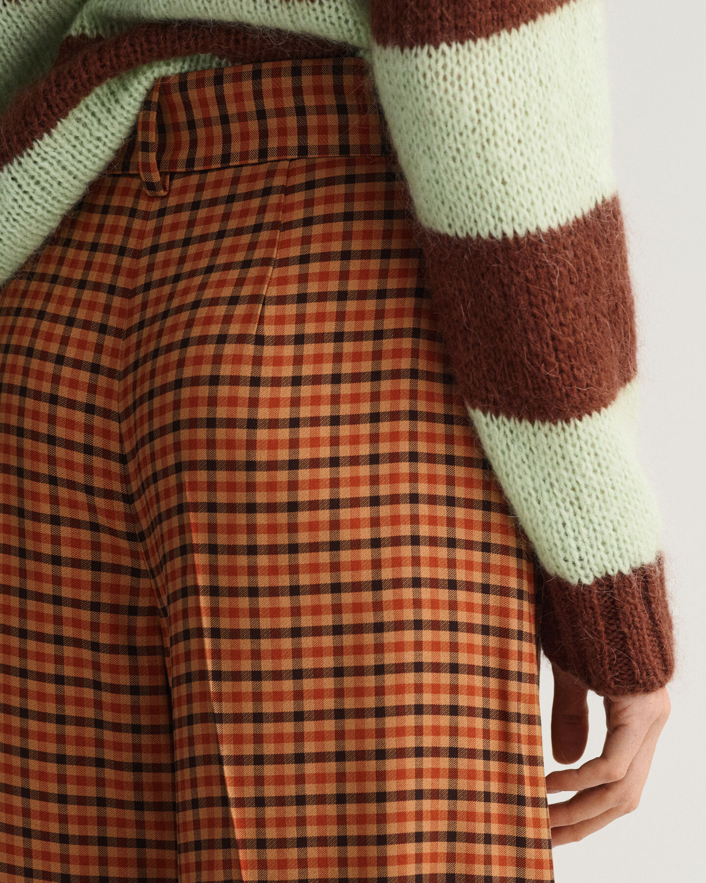 Calças com padrão de xadrez grande e cintura subida