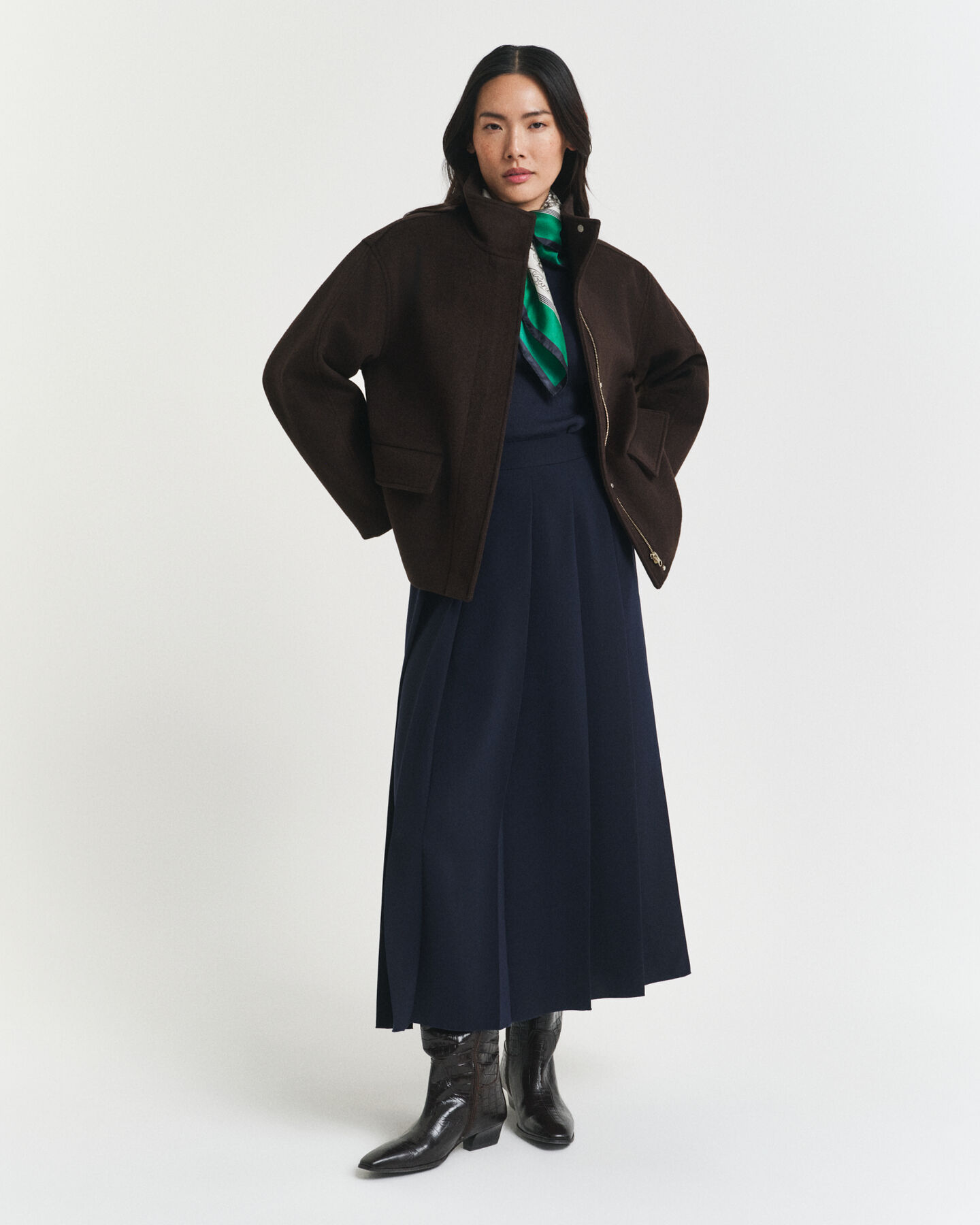 Casaco curto em lã com fecho de correr