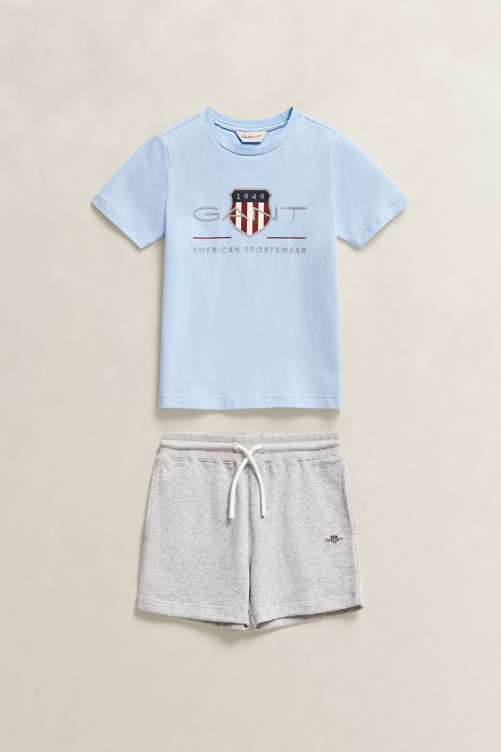 Conjunto com calções desportivos e t-shirt Archive Shield Boys