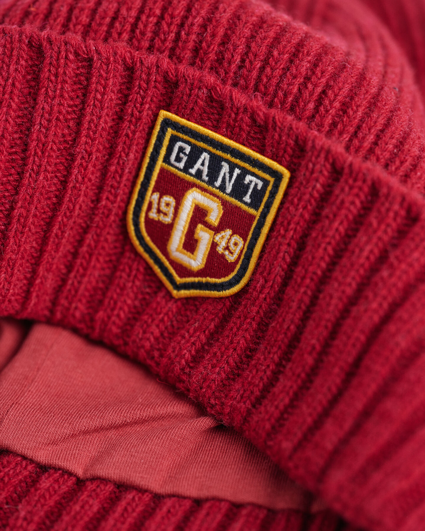 Gorro em lã com emblema