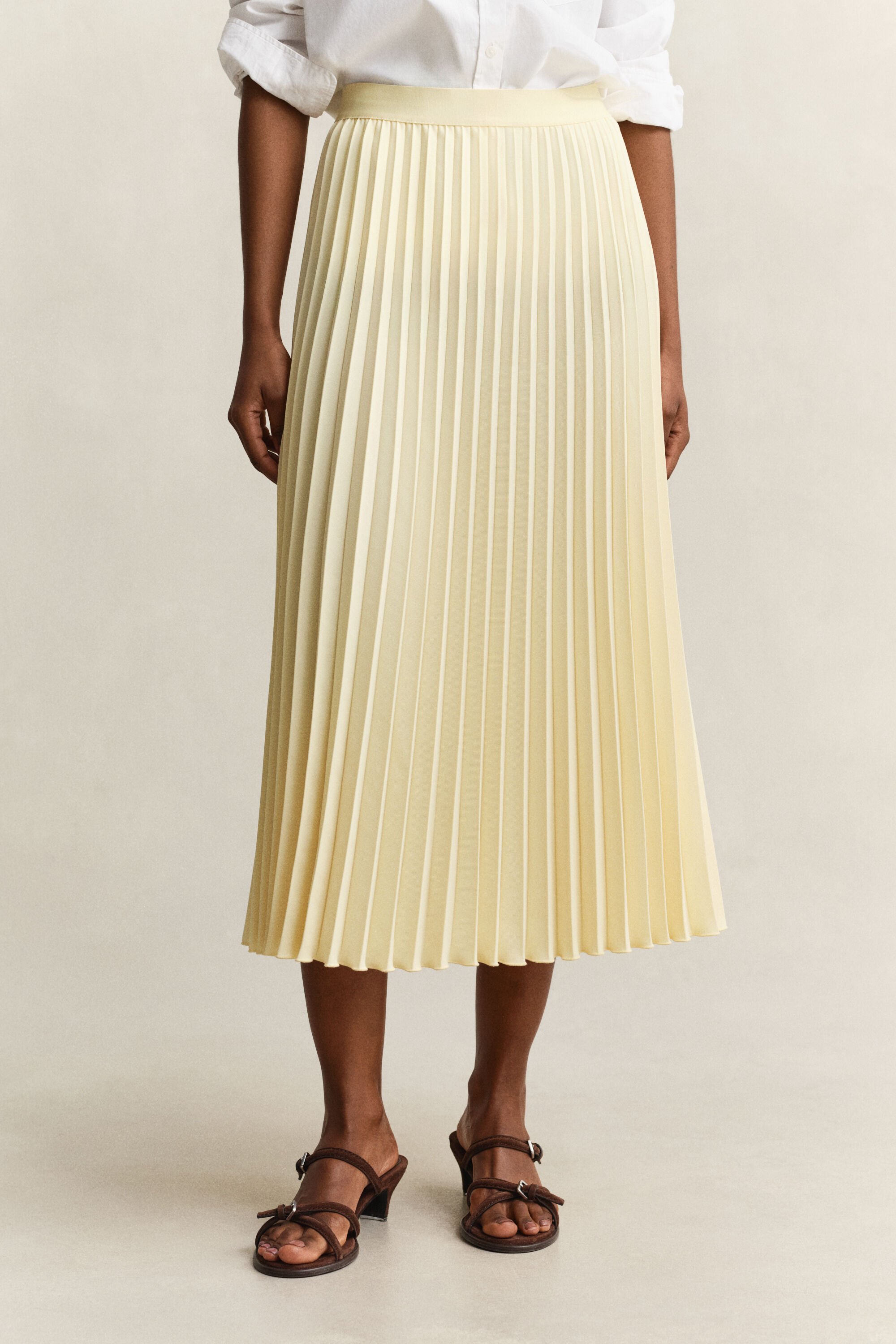 Saia de comprimento médio com pregas