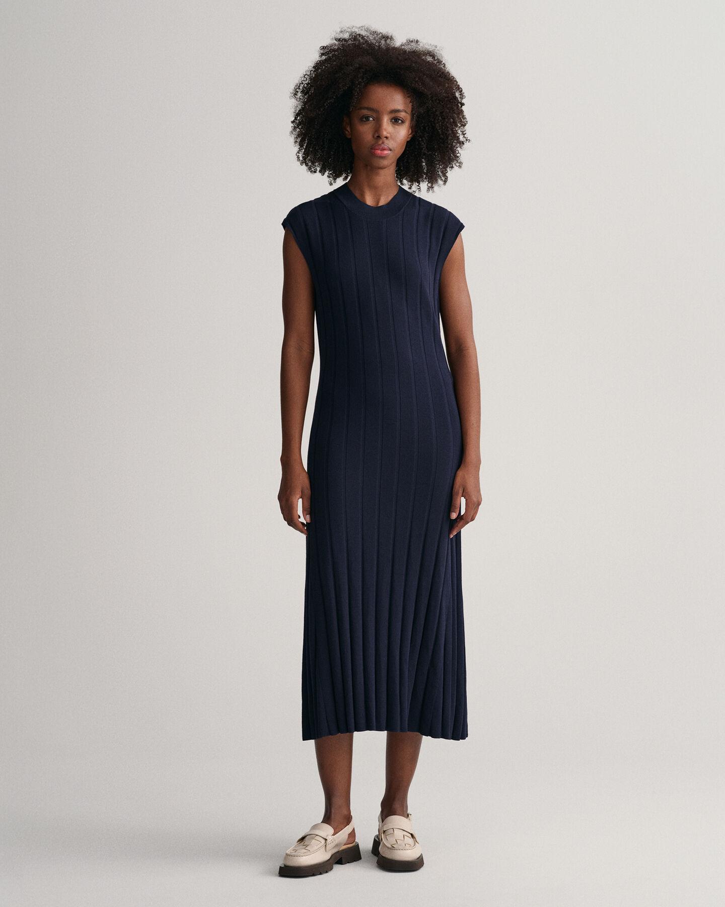 Vestido sem mangas e com decote redondo em malha