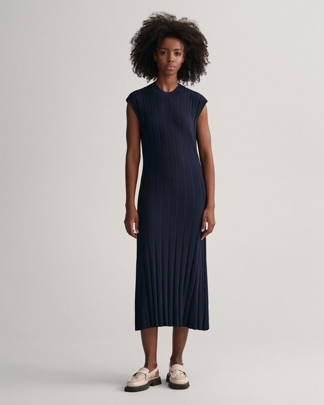 Vestido sem mangas e com decote redondo em malha