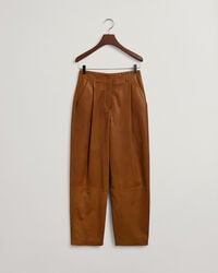 Calças em pele com pregas