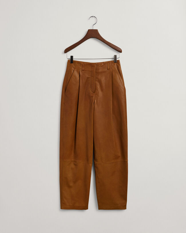 Calças em pele com pregas