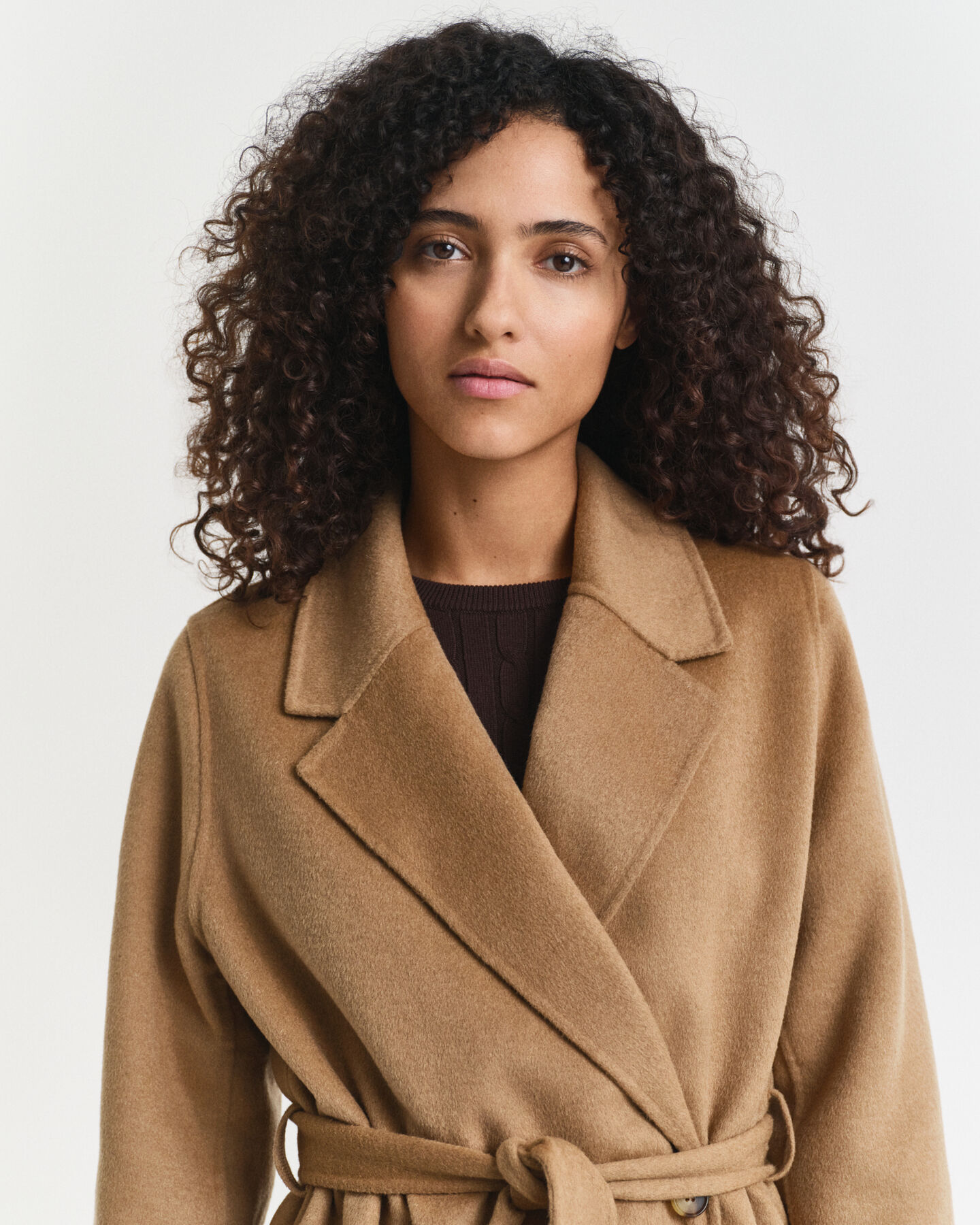 Sobretudo com cinto cosido à mão