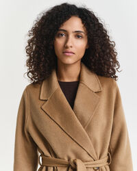 Sobretudo com cinto cosido à mão