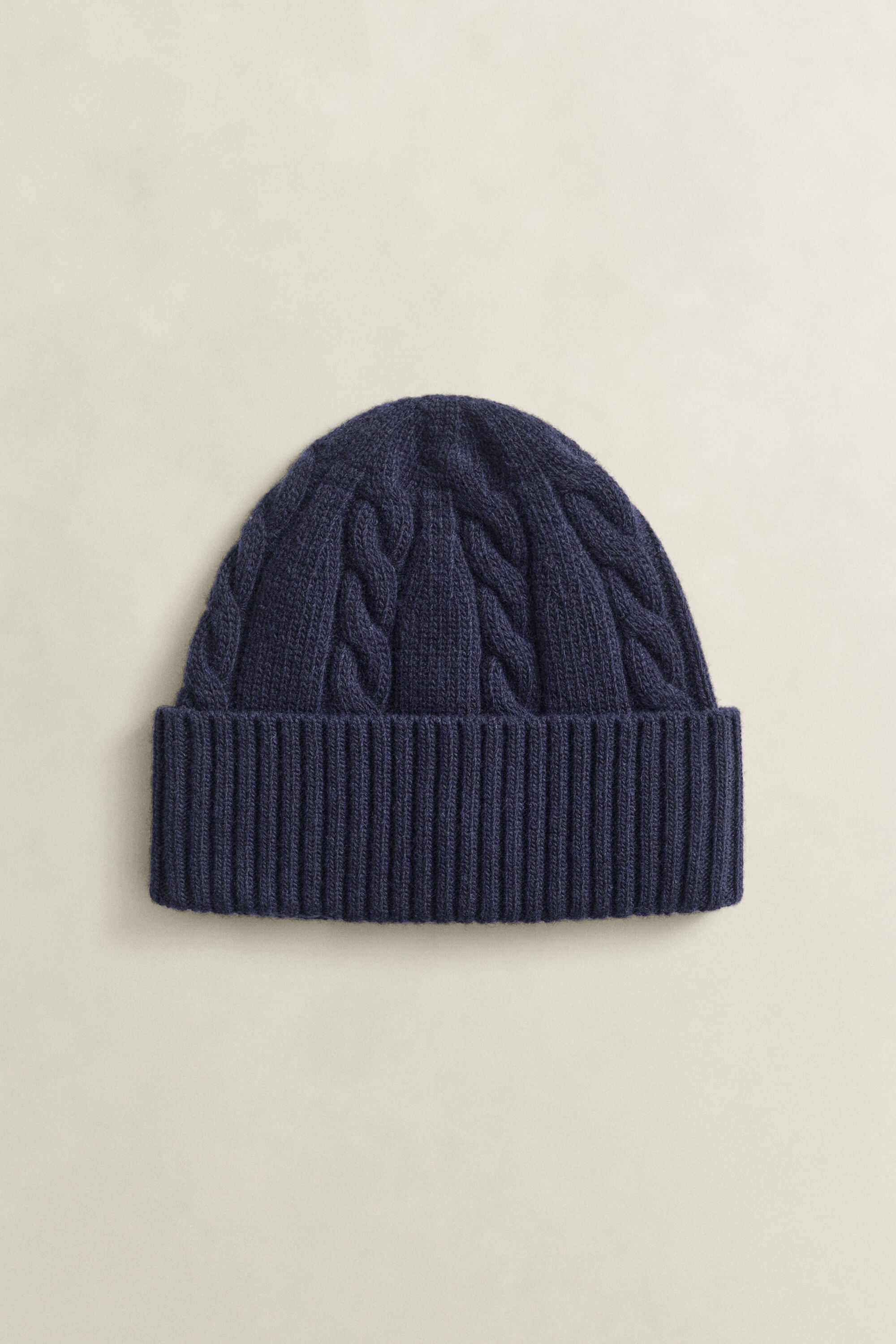 Gorro em malha entrançada de lã