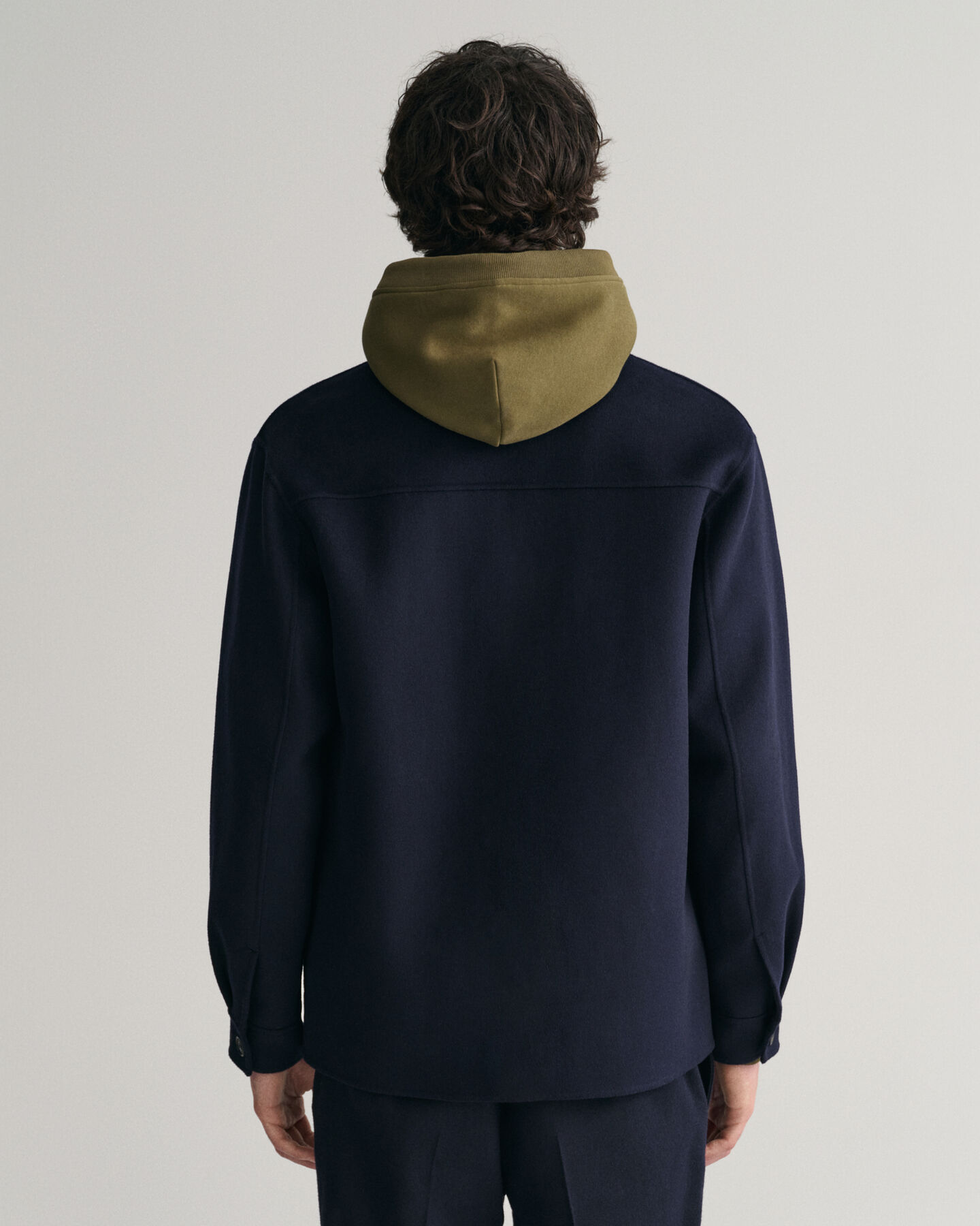 Casaco cosido à mão com 4 bolsos