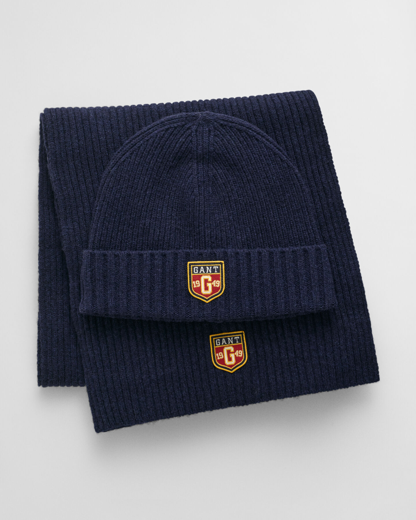 Conjunto de oferta com gorro e cachecol em lã com emblema