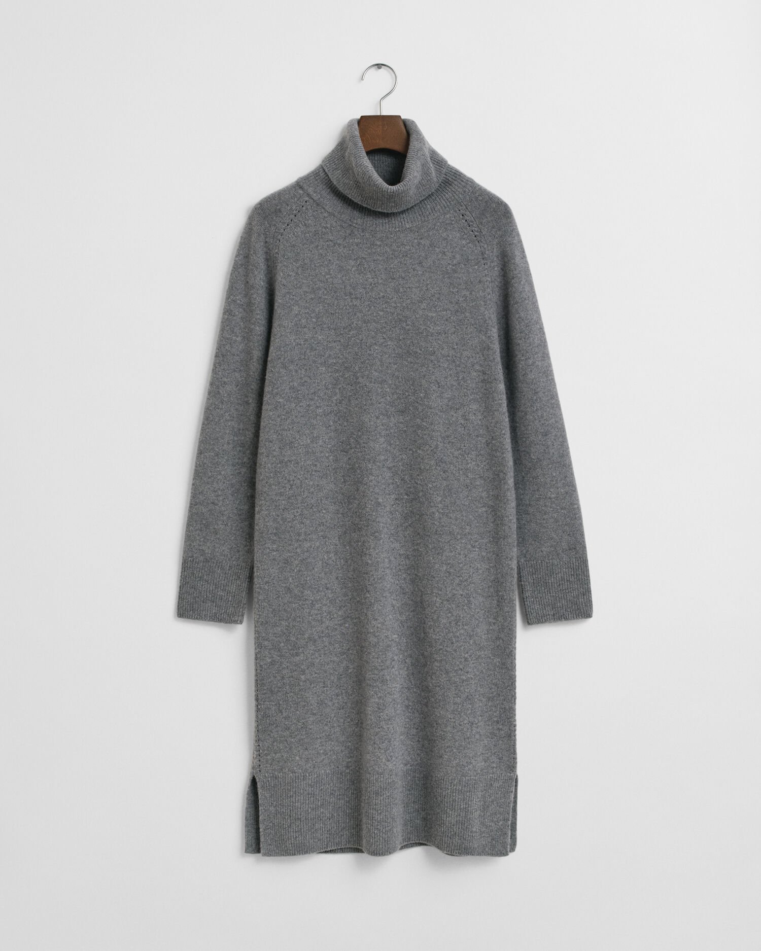 Vestido com gola alta e detalhe de malha