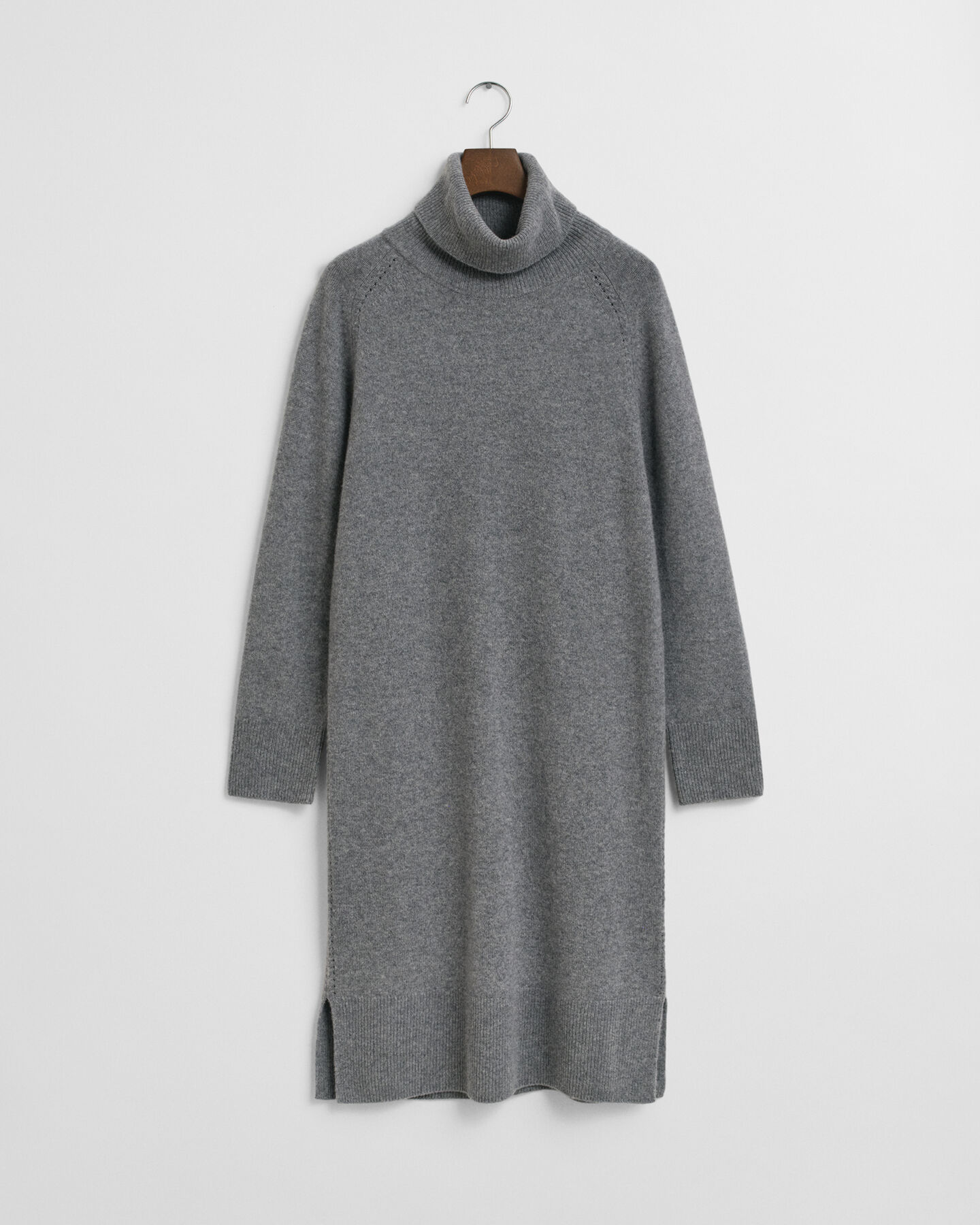 Vestido com gola alta e detalhe de malha