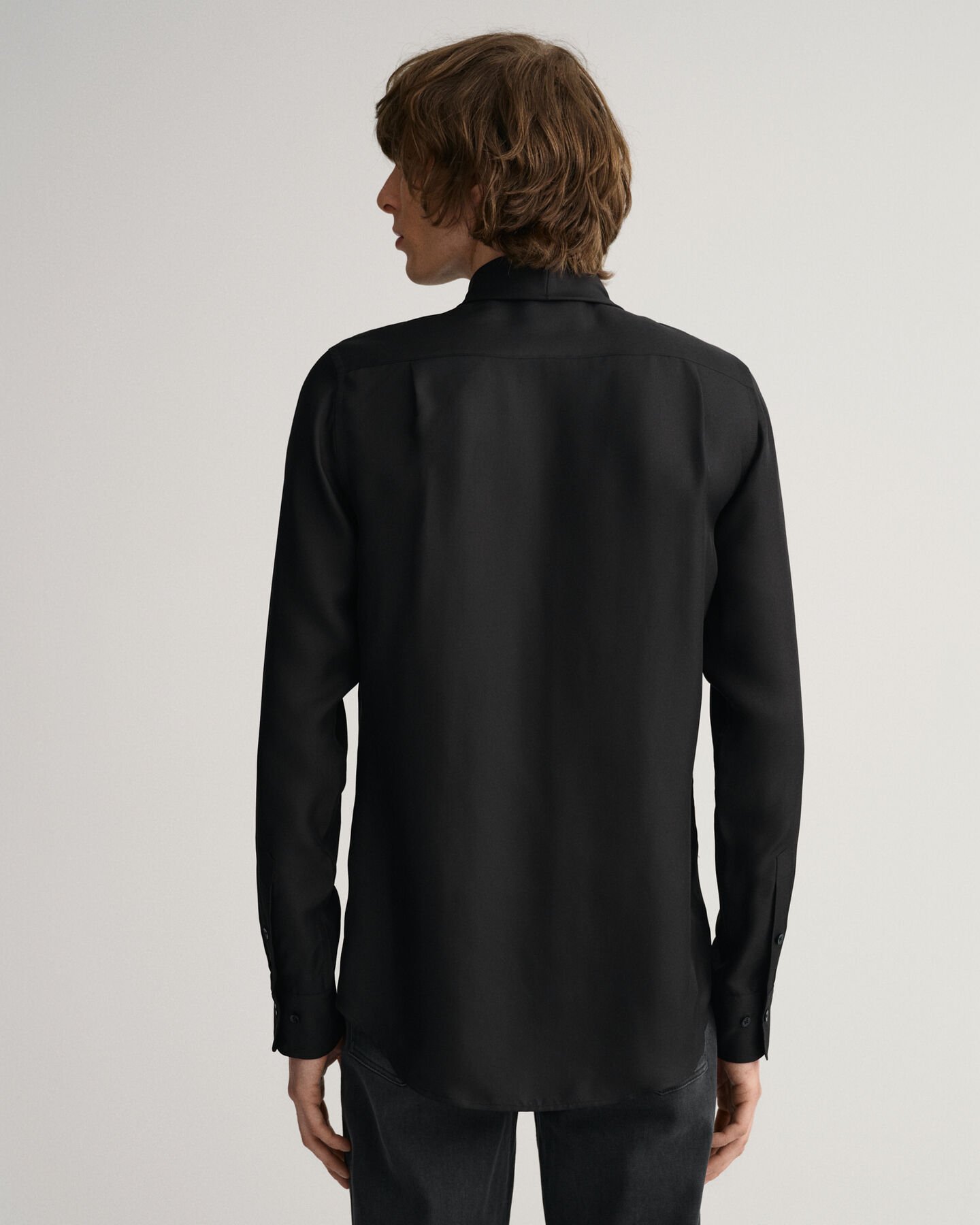 Camisa lisa com laço slim fit