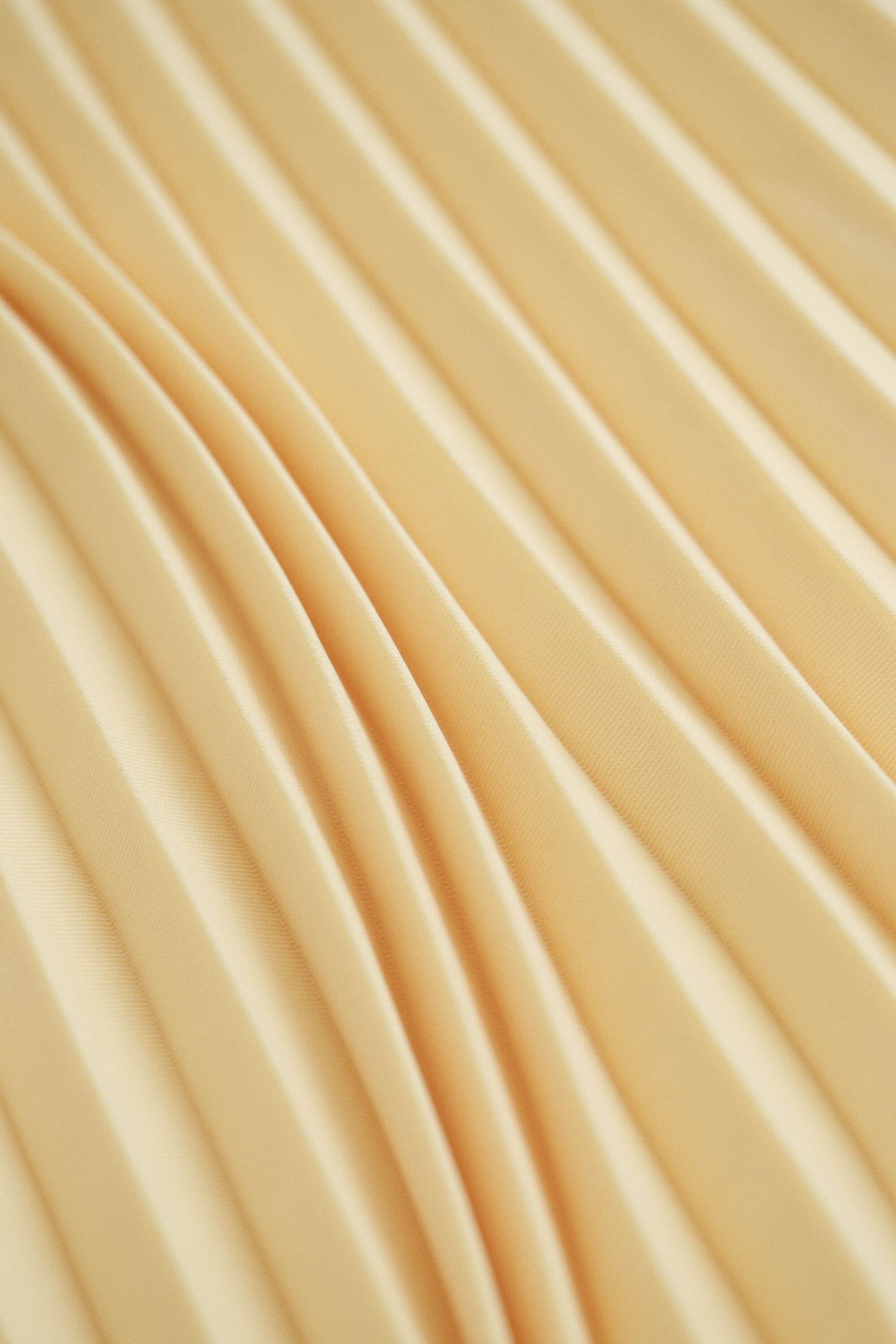 Saia de comprimento médio com pregas