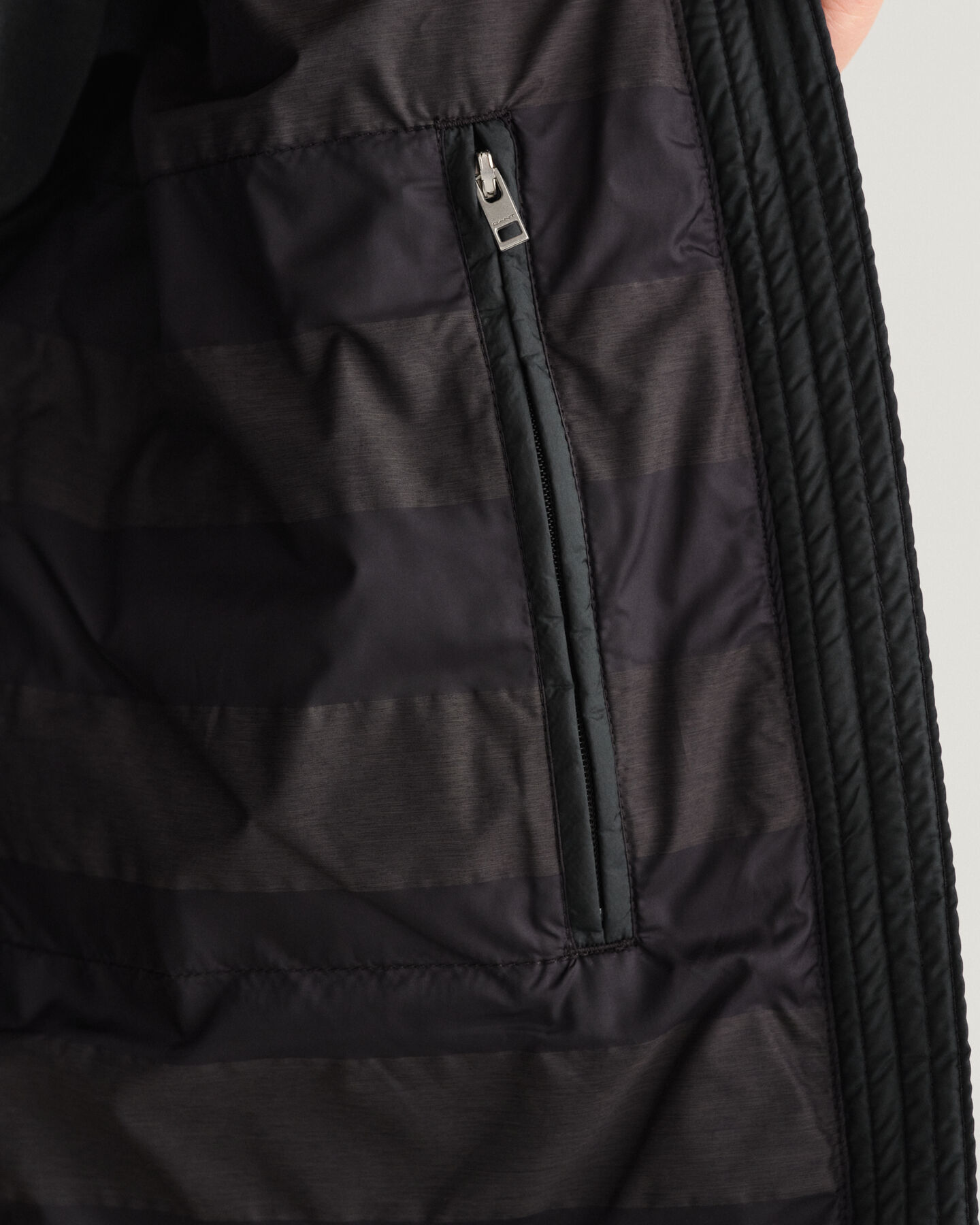 Blus&atilde;o de penas leve