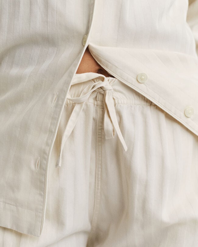 Caixa de presente com pijama em cetim às riscas