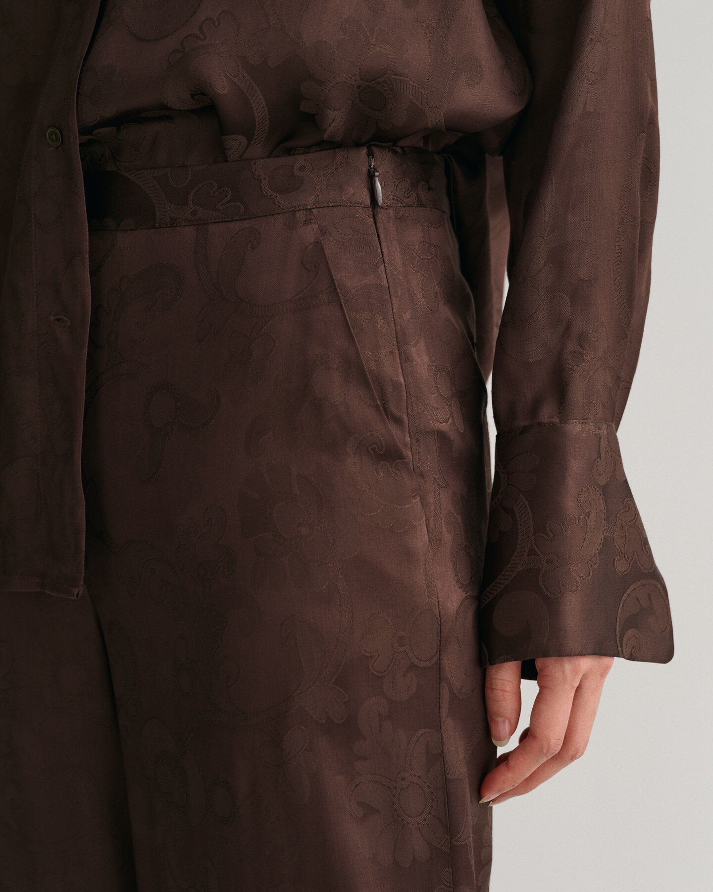 Cal&ccedil;as com padr&atilde;o de renda em Jacquard com perna larga