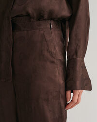 Cal&ccedil;as com padr&atilde;o de renda em Jacquard com perna larga