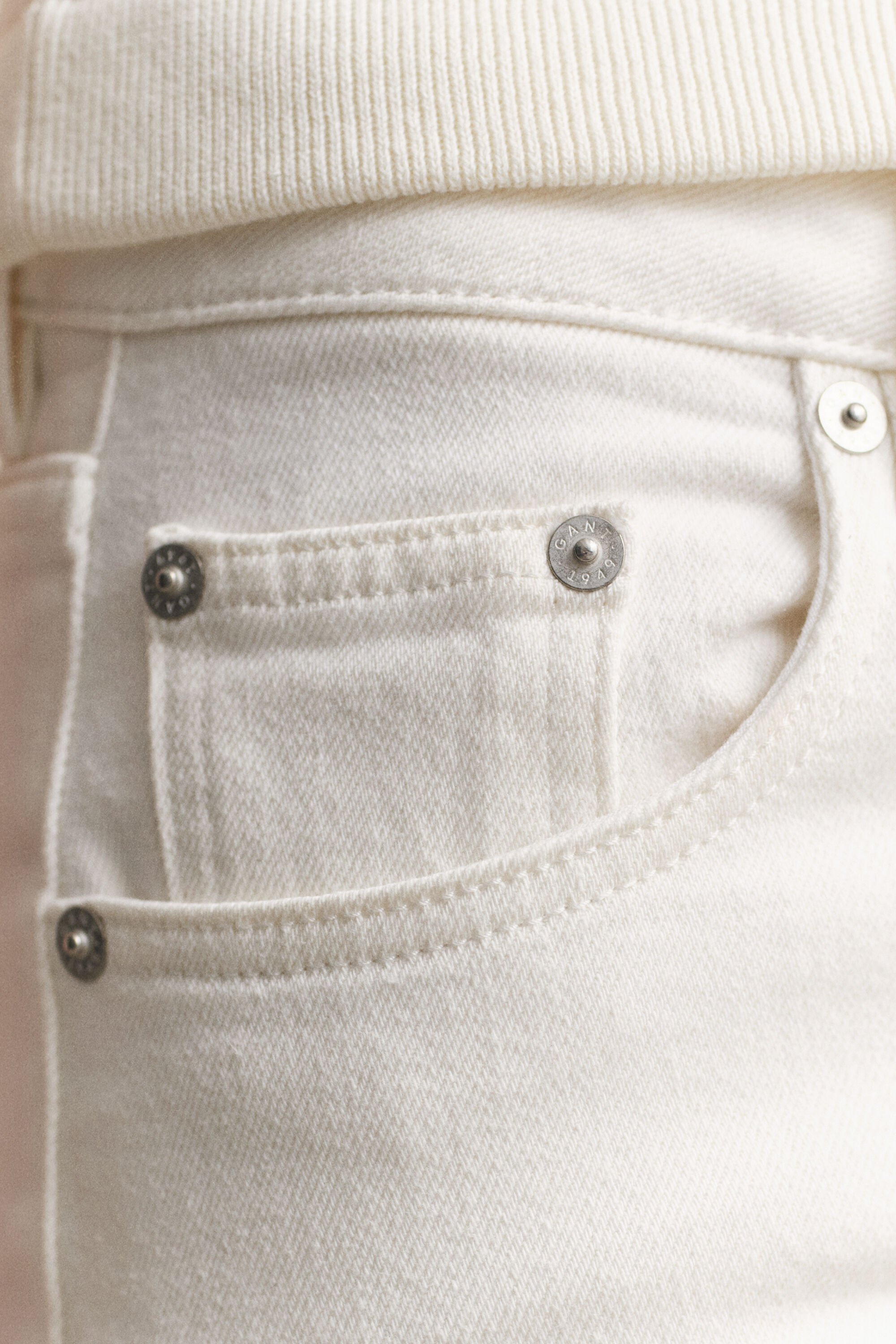 Calças de ganga com elastano e perna a direito