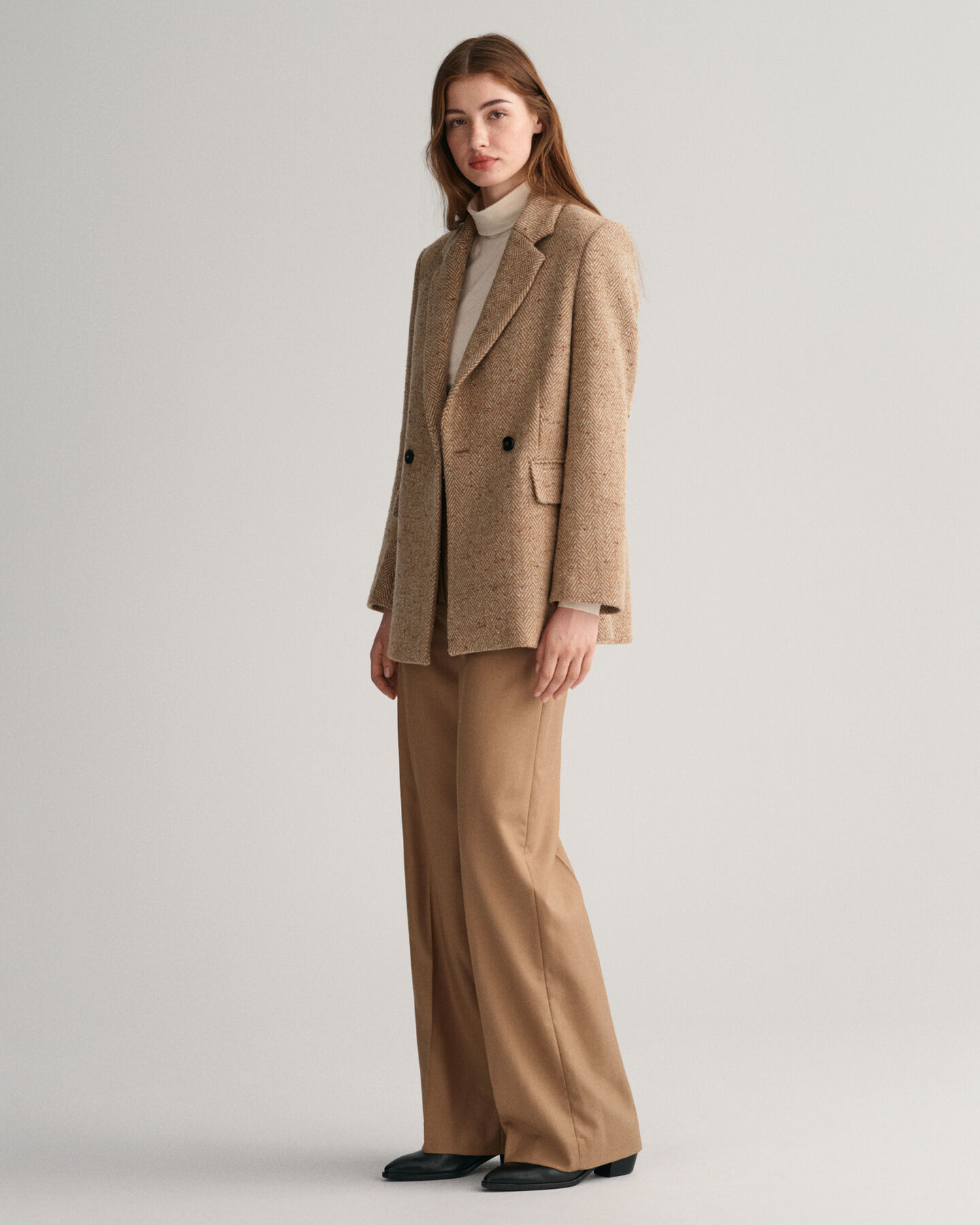 Calças com perna a direito e cintura subida