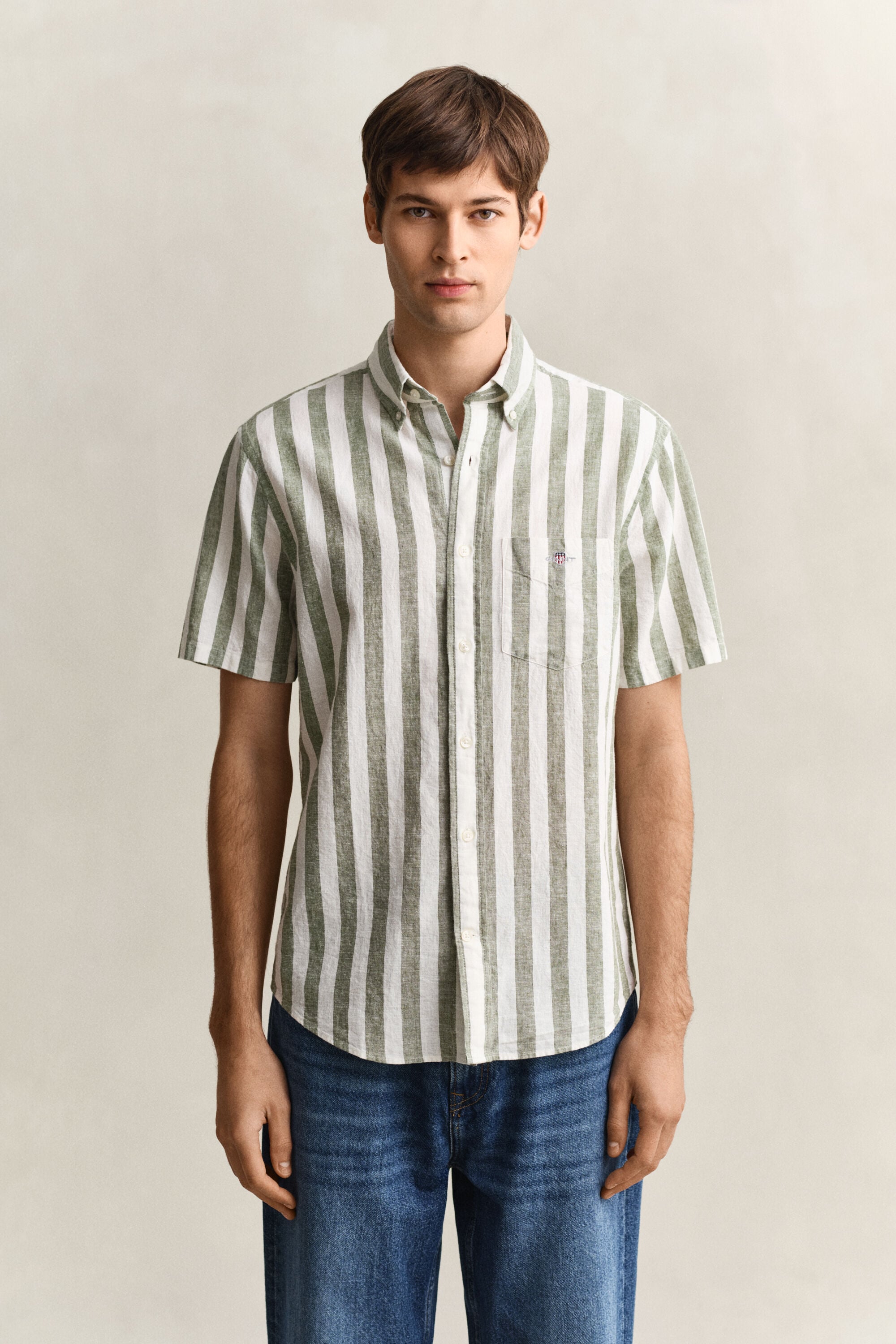 Camisa de manga curta em mistura de linho às riscas